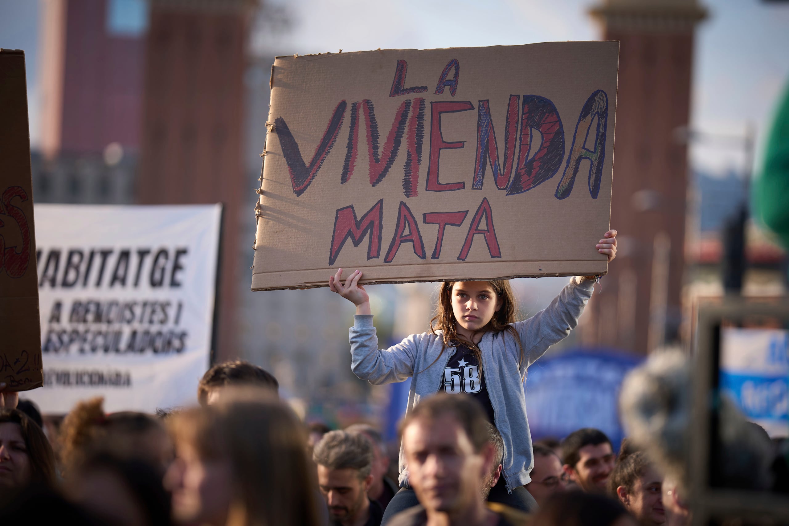 Los inquilinos enfadados señalan casos de fondos de cobertura internacionales que compran propiedades, a menudo con el objetivo de alquilarlas a turistas extranjeros.