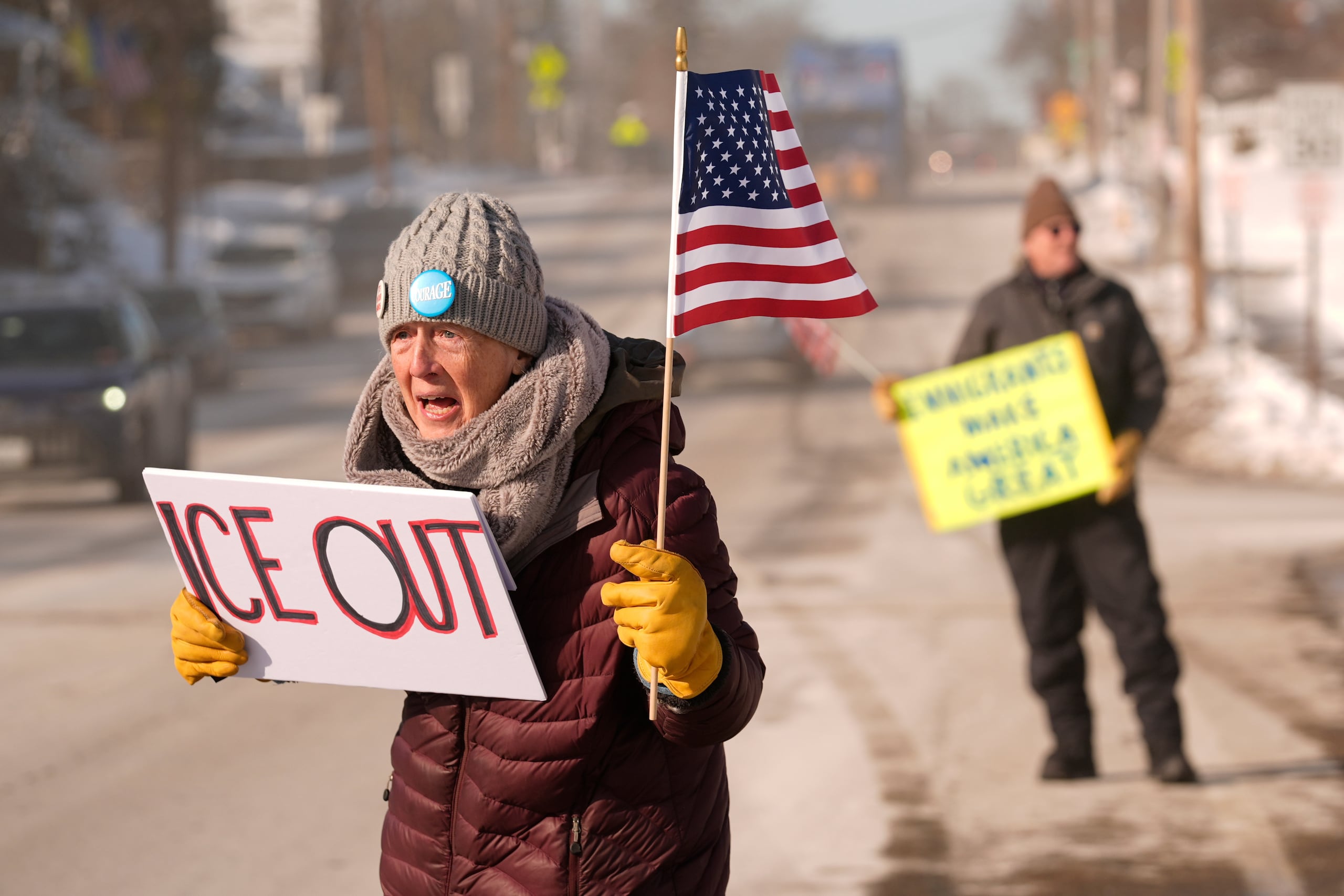 Rosie Grutze protesta contra la presencia de agentes del Servicio de Inmigración y Control de Aduanas, el miércoles 21 de enero de 2026, en Portland, Maine. (AP Foto/Robert F. Bukaty)