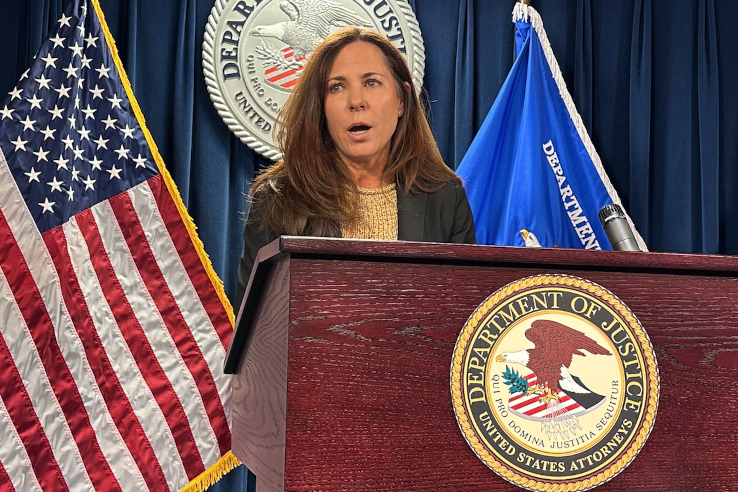 La fiscal federal Leah B. Foley señaló que la investigación continúa, pero que no existe ninguna amenaza para la universidad.