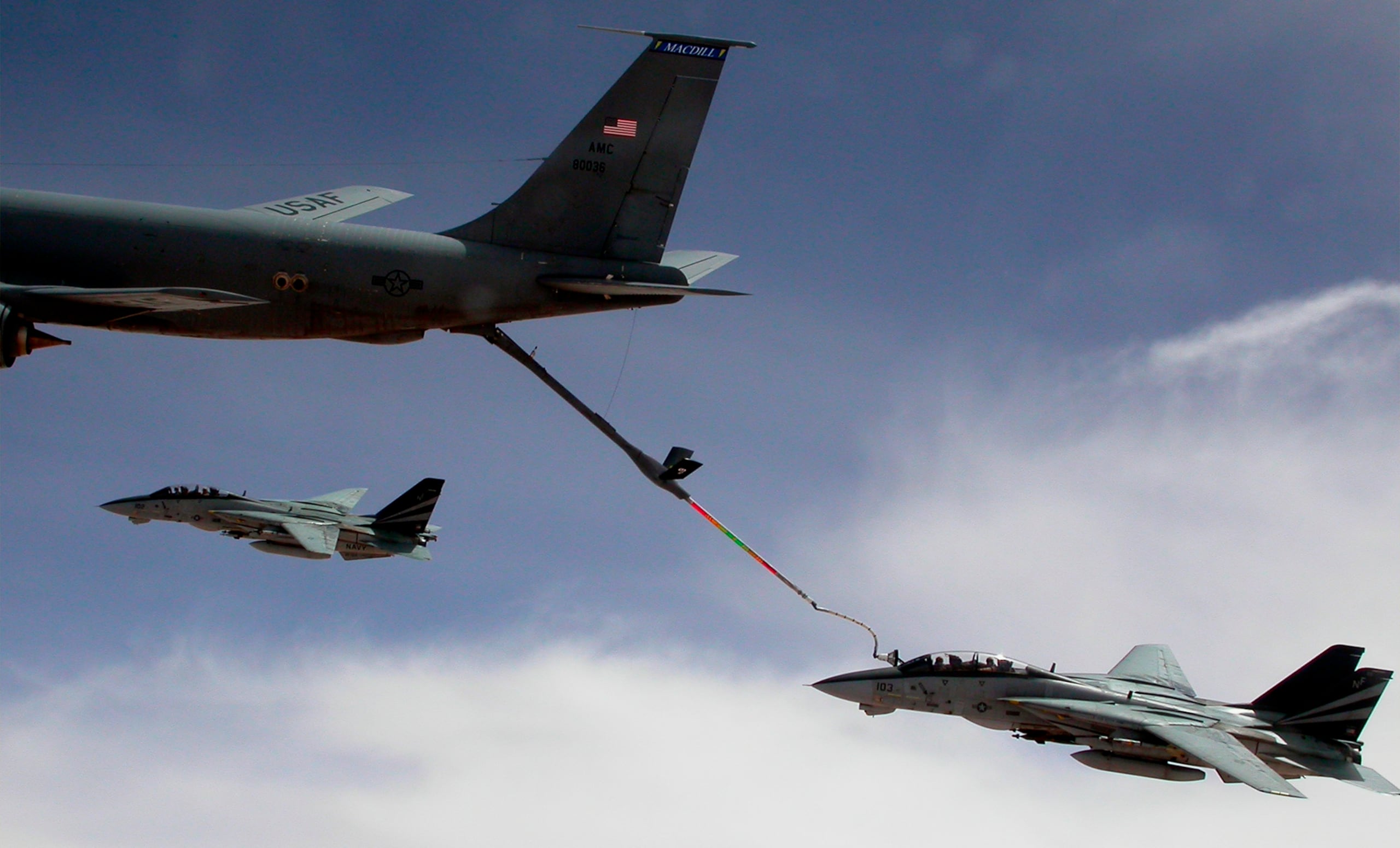 Un F-14A Tomcat cargado con bombas es reabastecido de combustible por un avión cisterna KC-135 de la Fuerza Aérea sobre Irak el 4 de abril de 2003.