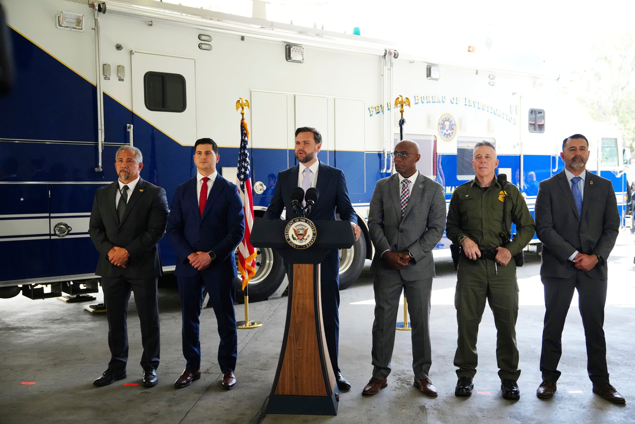 JD Vance viajó a Los Ángeles el viernes y se reunió con los soldados, incluidos los marines, que han sido desplegados allí.