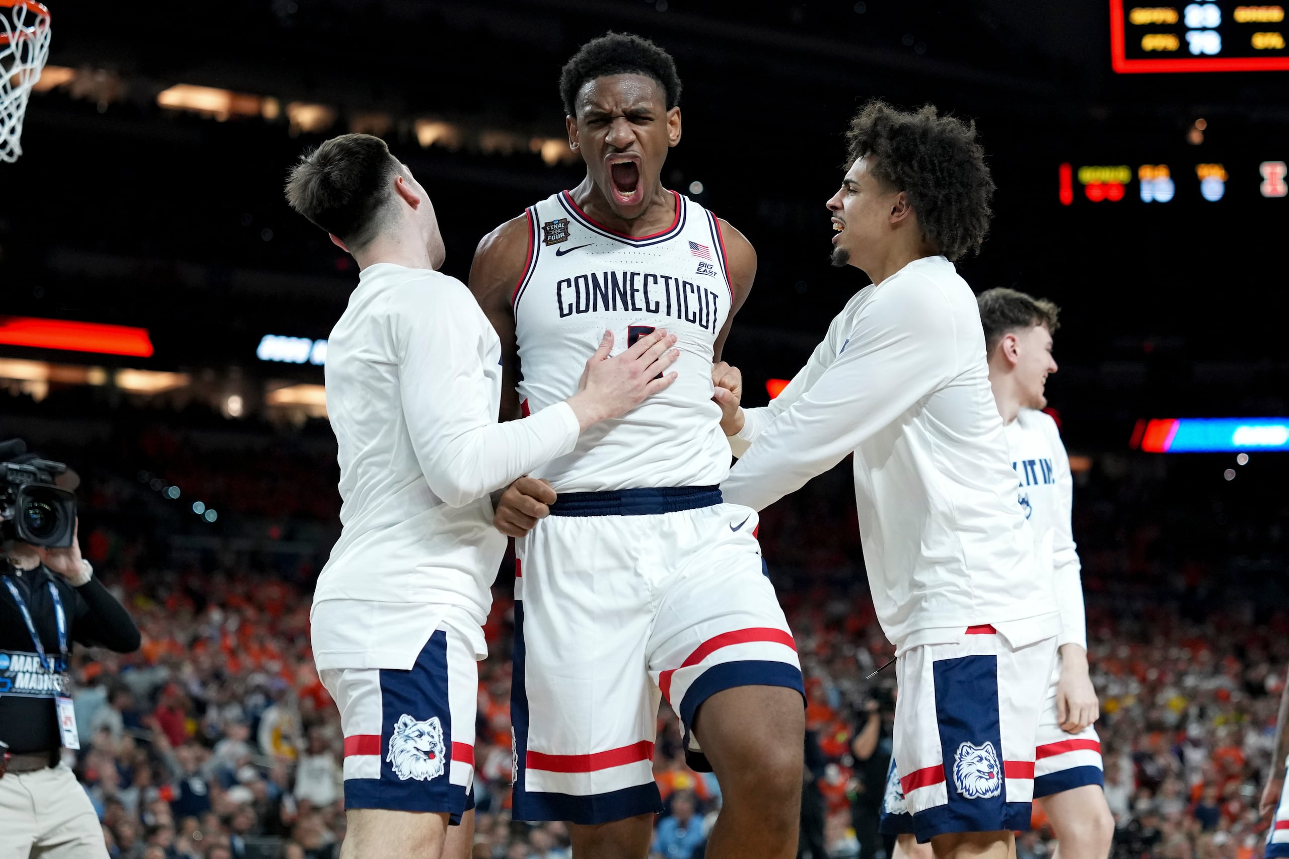 Tarris Reed Jr., de UConn, festeja durante el duelo del Final Four ante Illinois.