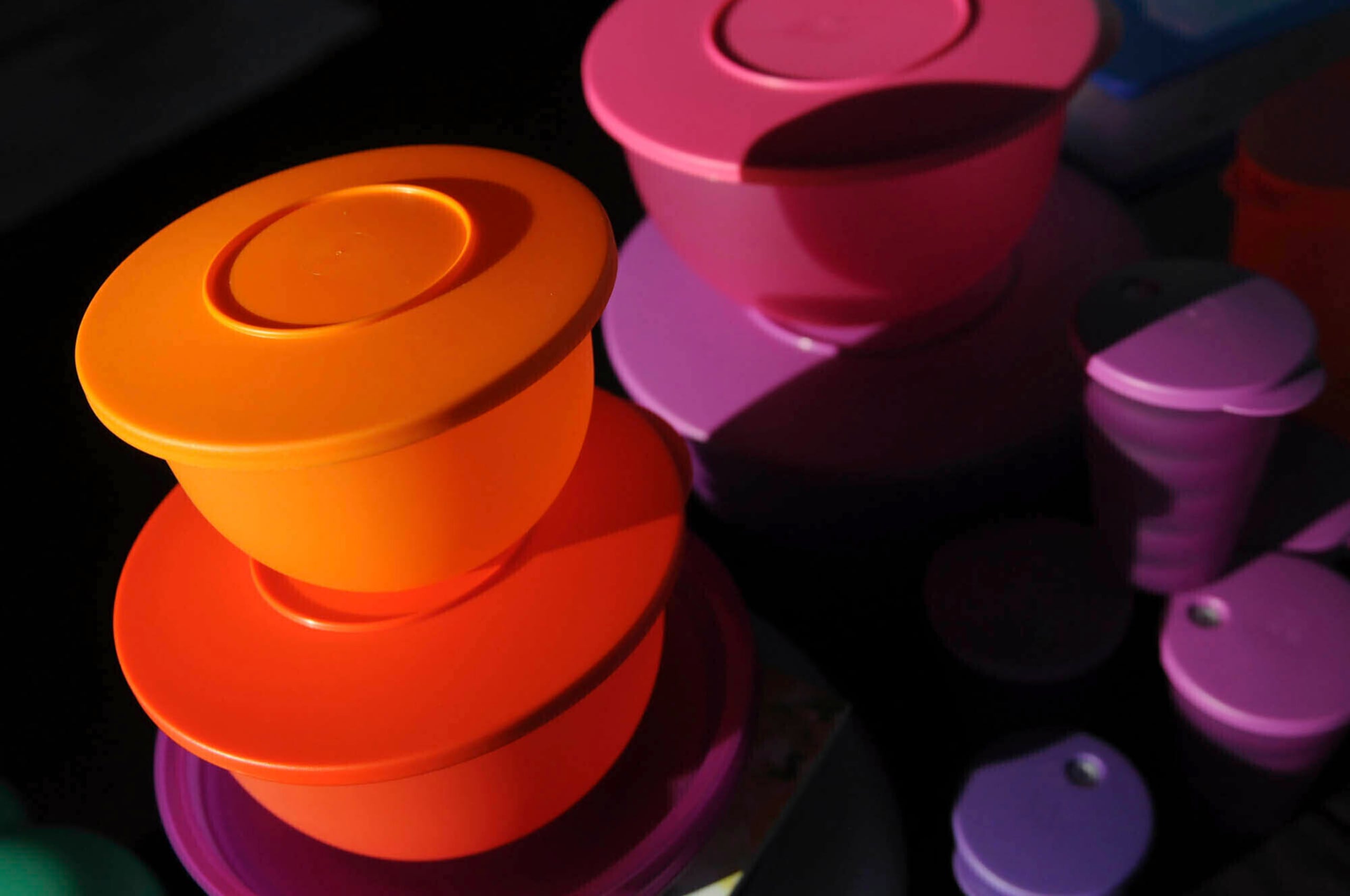 Con deudas por más de $1,200 millones, Tupperware Brands presentó una petición de quiebra el mes pasado.