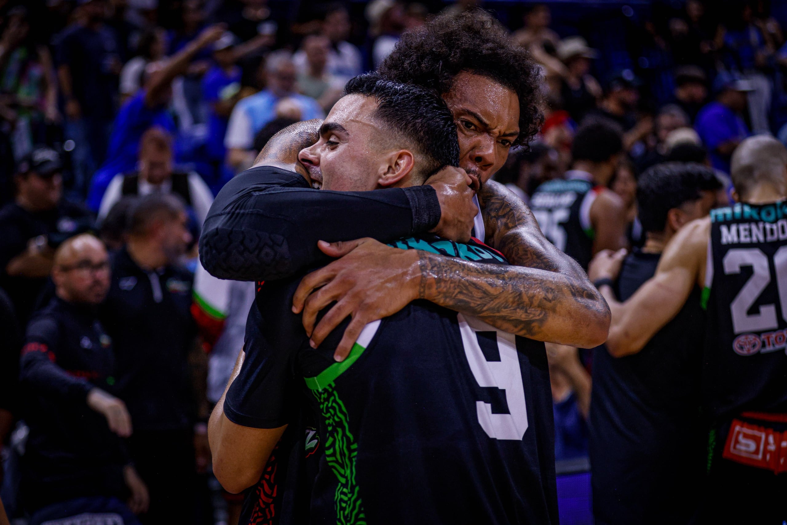 Jacob Wiley abraza a Antonio Ralat después de la victoria de los Santeros de Aguada en el tercer juego de la final del BSN.