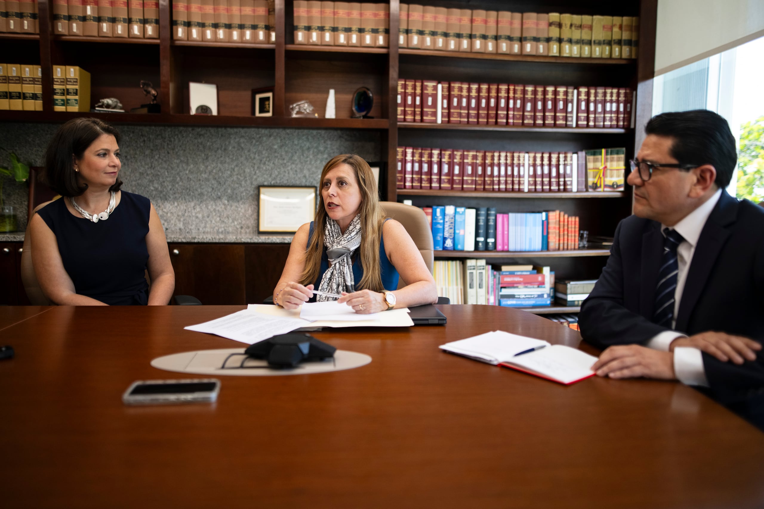 Maite Oronoz, jueza presidente del Poder Judicial de Puerto Rico, María Mellenkamp, oficial a cargo del Departamento de Sustentabilidad Democrática y Misiones Especiales de la Organización de Estados Americanos (OEA), y el Dr. Juan Carlos Roncal, coordinador general del Programa Interamericano de Facilitadores Judiciales de la OEA, presidieron la firma del acuerdo colaborativo para traer el programa de facilitadres judiciales a la Isla.