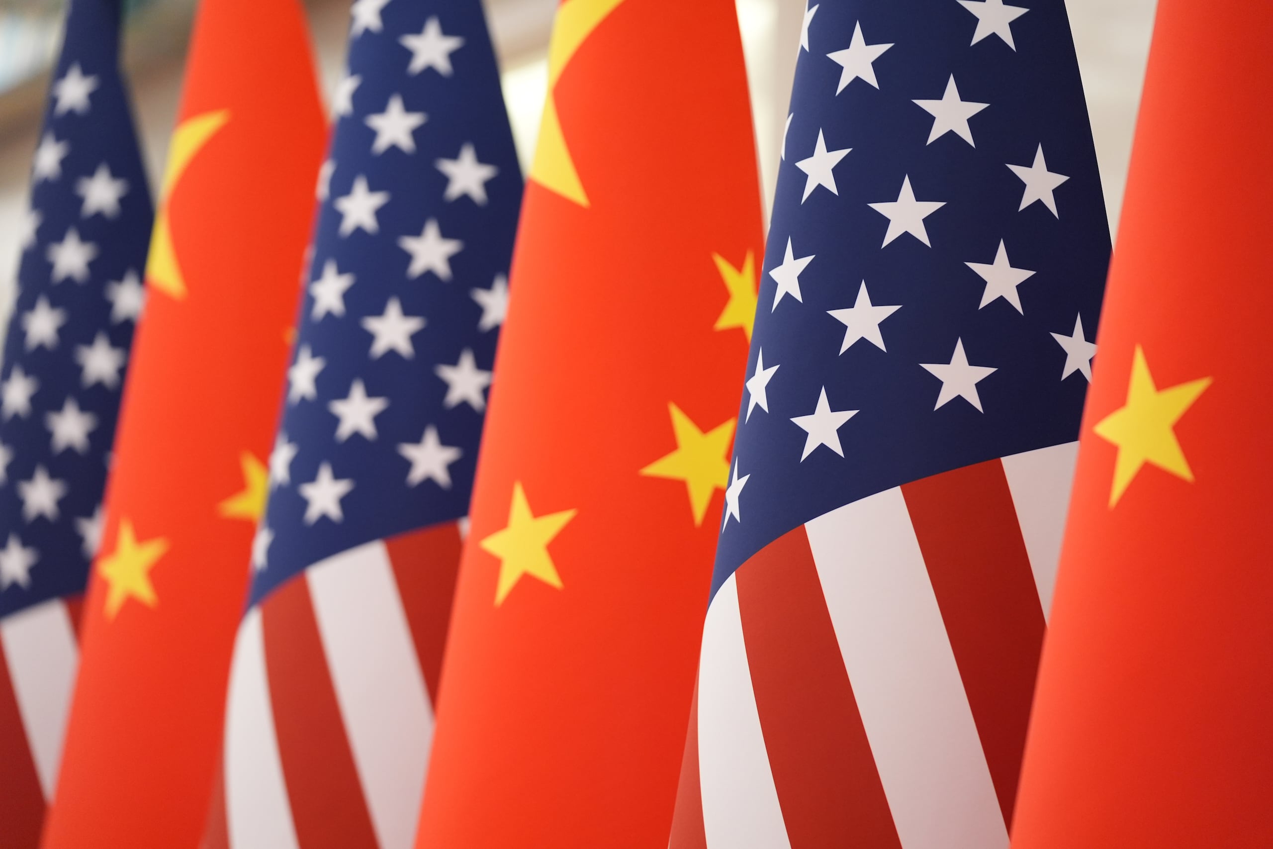 ARCHIVO - Las banderas de China y Estados Unidos se lucen en el Gran Salón del Pueblo antes de la cena de Estado ofrecida por el presidente chino Xi Jinping a su homólogo estadounidense Donald Trump, el 14 de mayo de 2026 en Beijing. (Foto AP/Mark Schiefelbein, archivo)