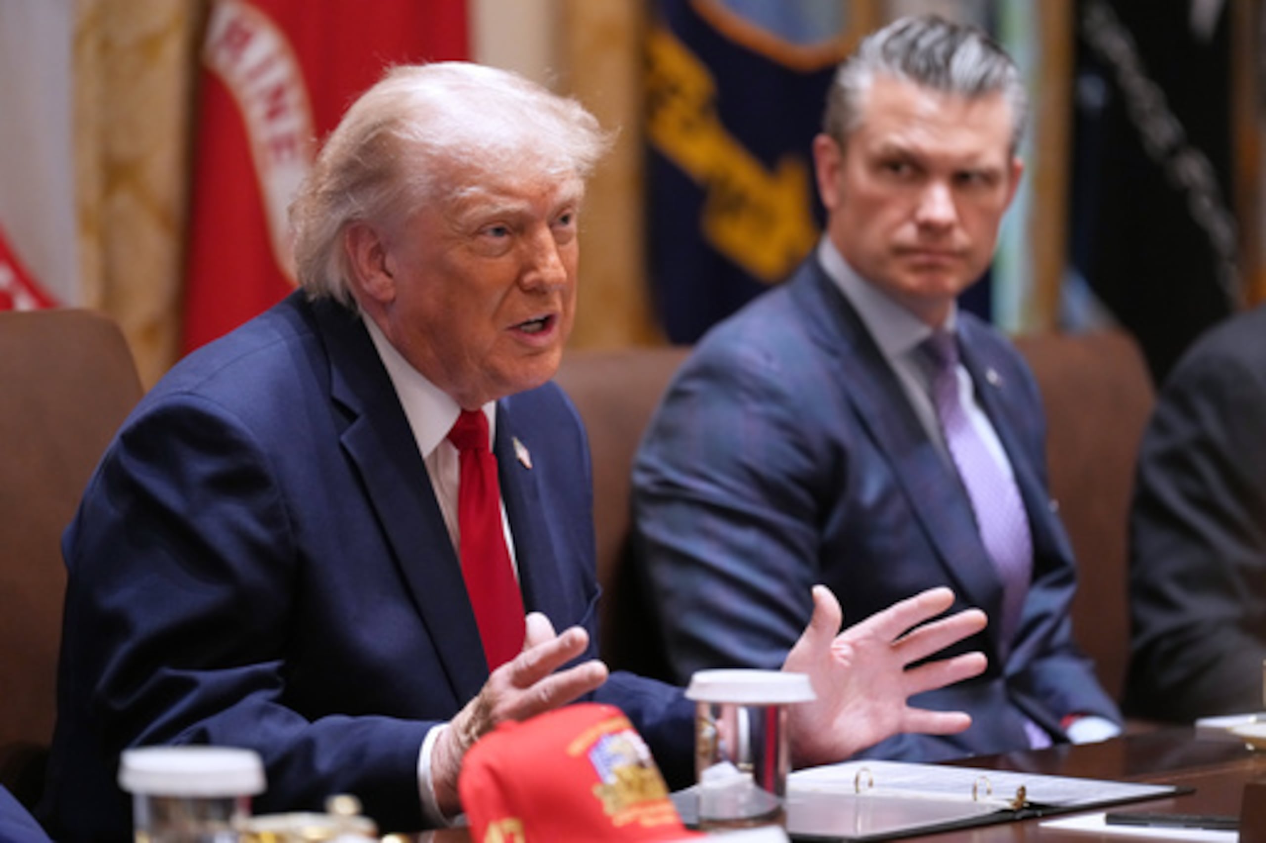 Los ataques han sido objeto de un intenso escrutinio por parte de algunos legisladores demócratas y académicos del derecho militar. En la foto, el presidente Donald Trump.