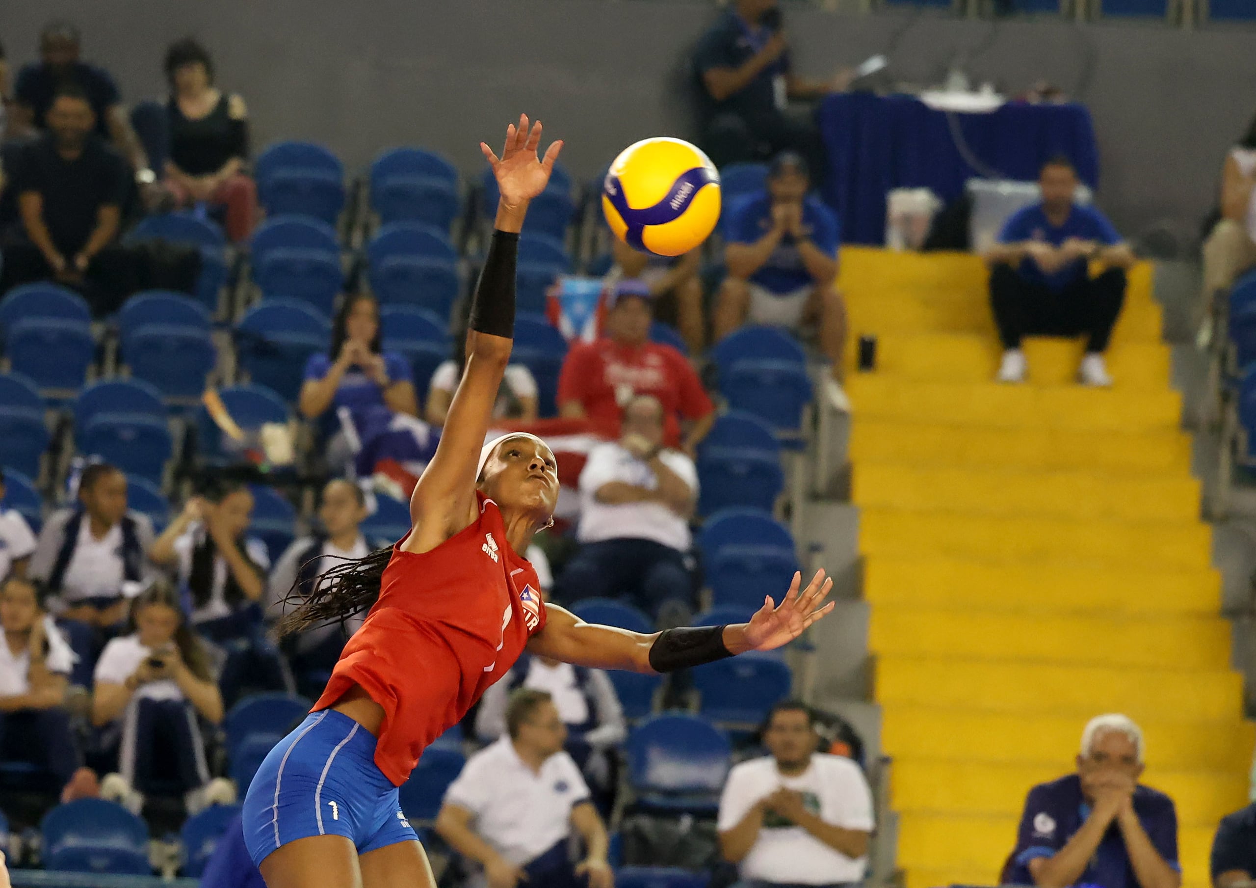 La esquina de Puerto Rico, Sara Lozano, ataca cruzado contra Venezuela en el partido de la Copa Panamericana U17 que se celebra en Guatemala.