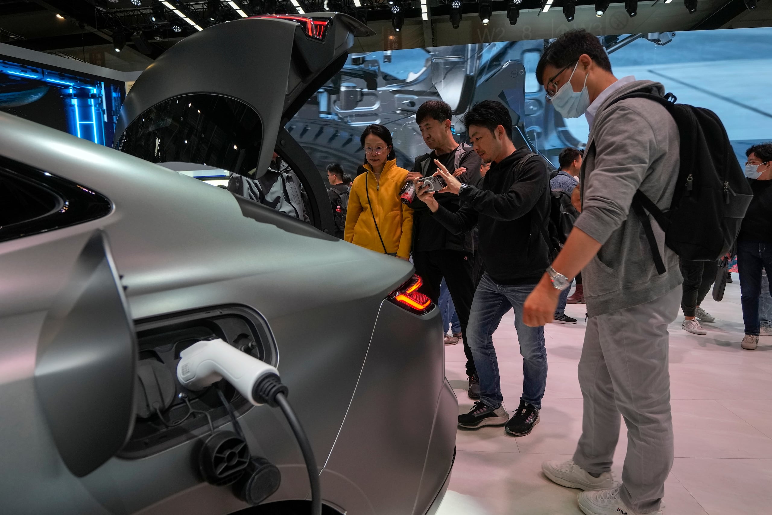 Un vehículo eléctrico Geely Galaxy E8 recibe carga en una feria automotriz, el 28 de abril de 2024, en Beijing. (AP Foto/Andy Wong)