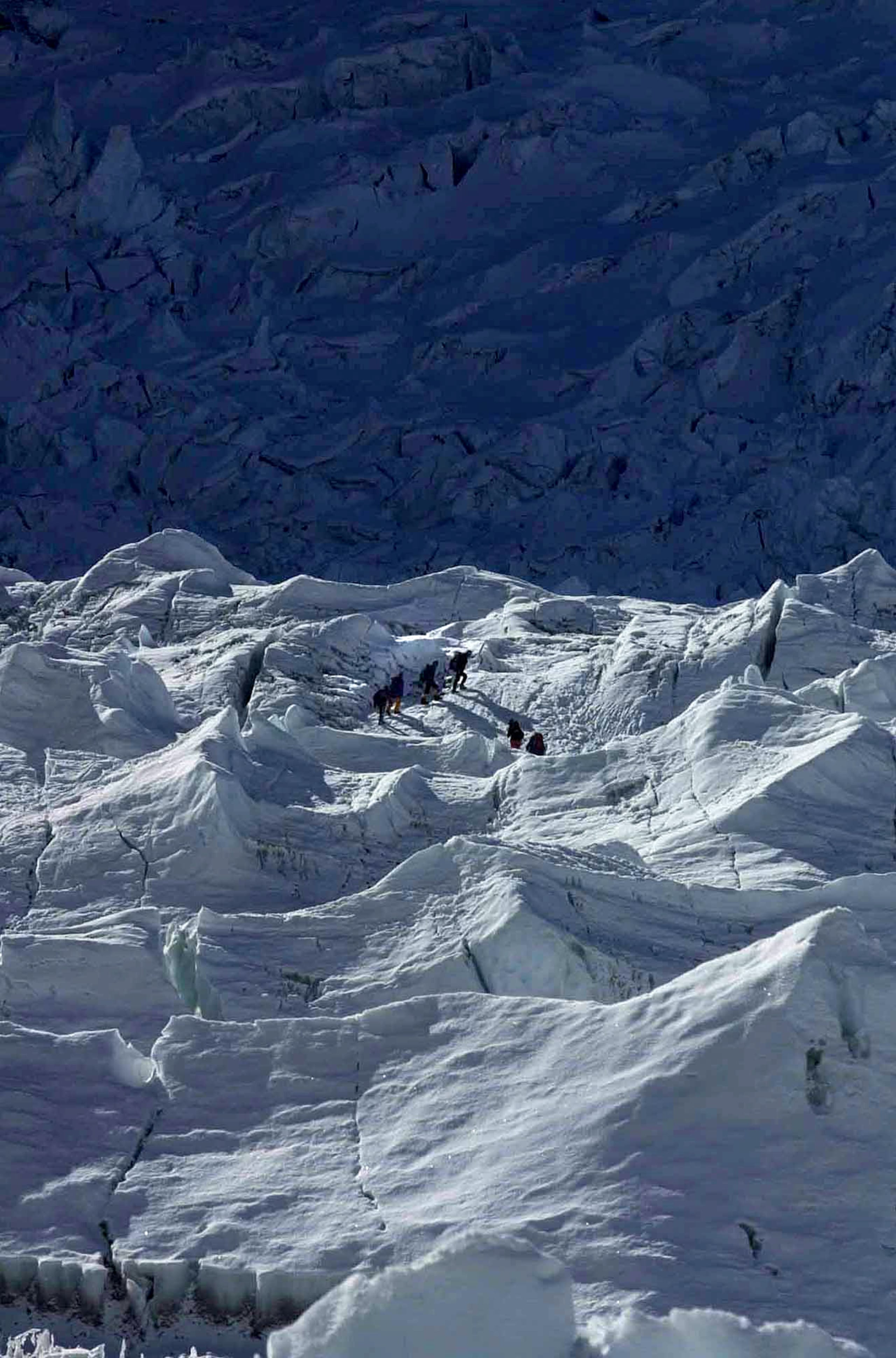 El serac forma parte de la cascada de hielo del Khumbu, un glaciar en constante movimiento con profundas grietas y enormes masas de hielo colgantes que pueden alcanzar el tamaño de un edificios de 10 pisos.