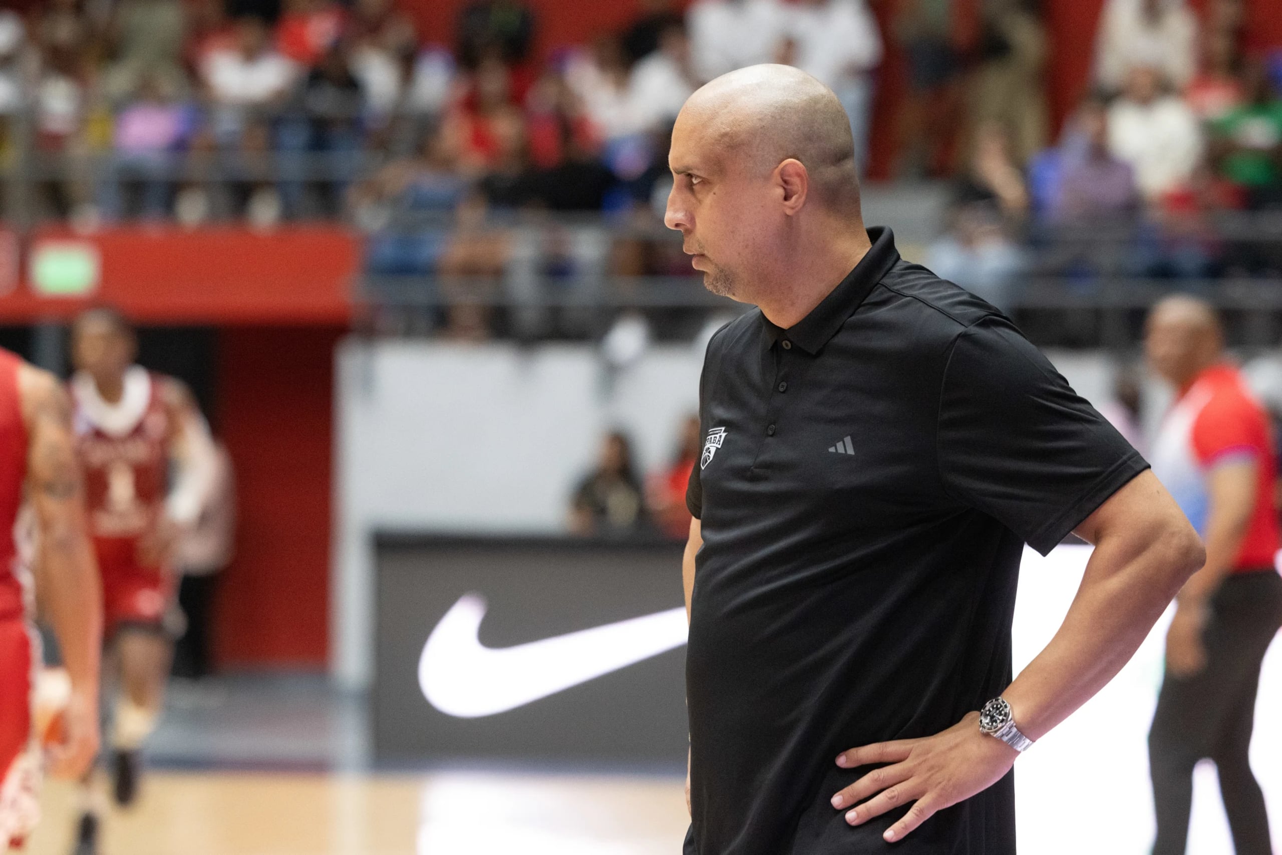 Nelson Colón durante su debut como dirigente de Panamá en la segunda ventana clasificatoria a la Copa del Mundo FIBA 2027.