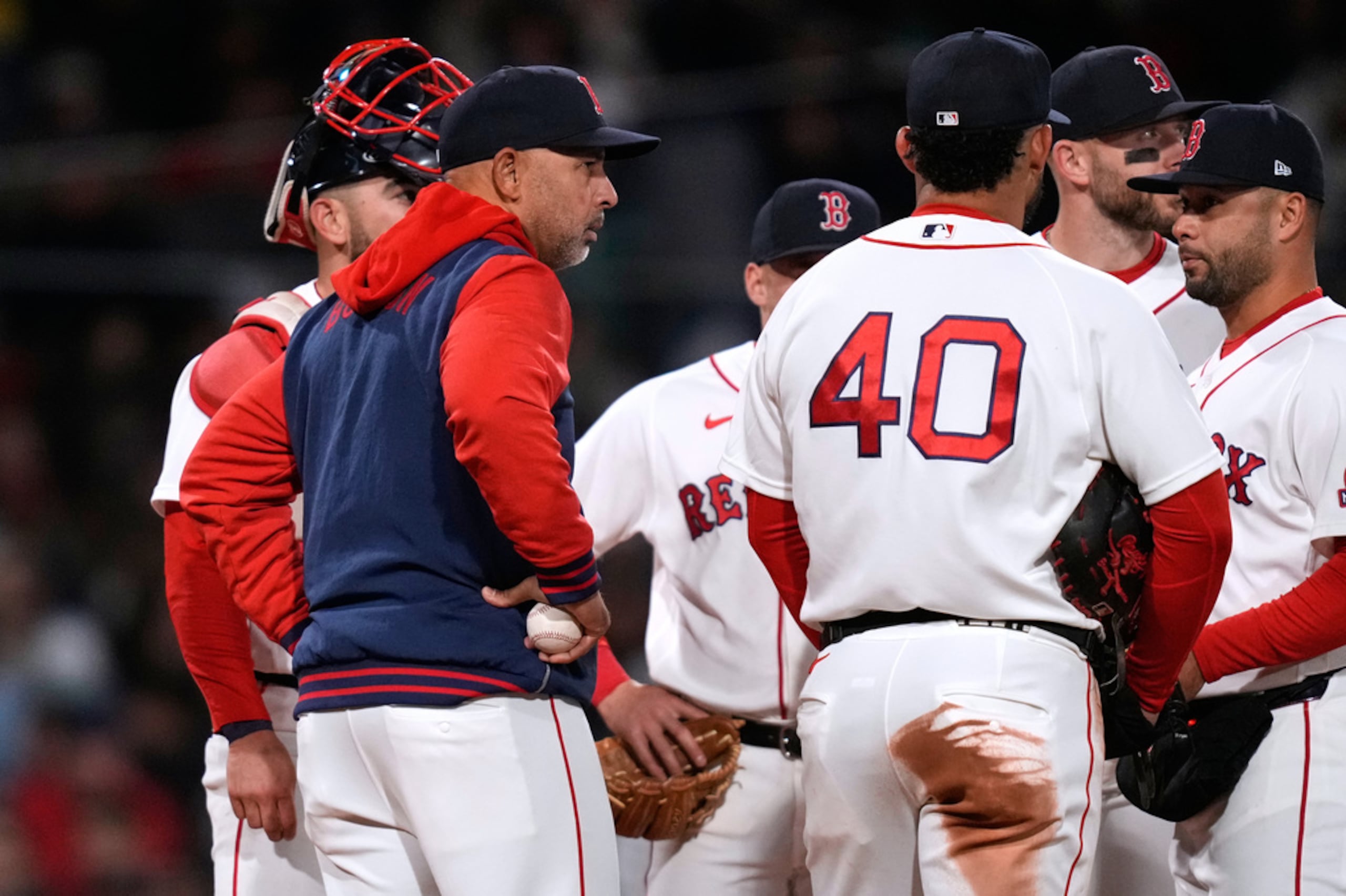 Alex Cora conversa con los jugadores de los Red Sox de Boston durante un partido de la temporada 2026.