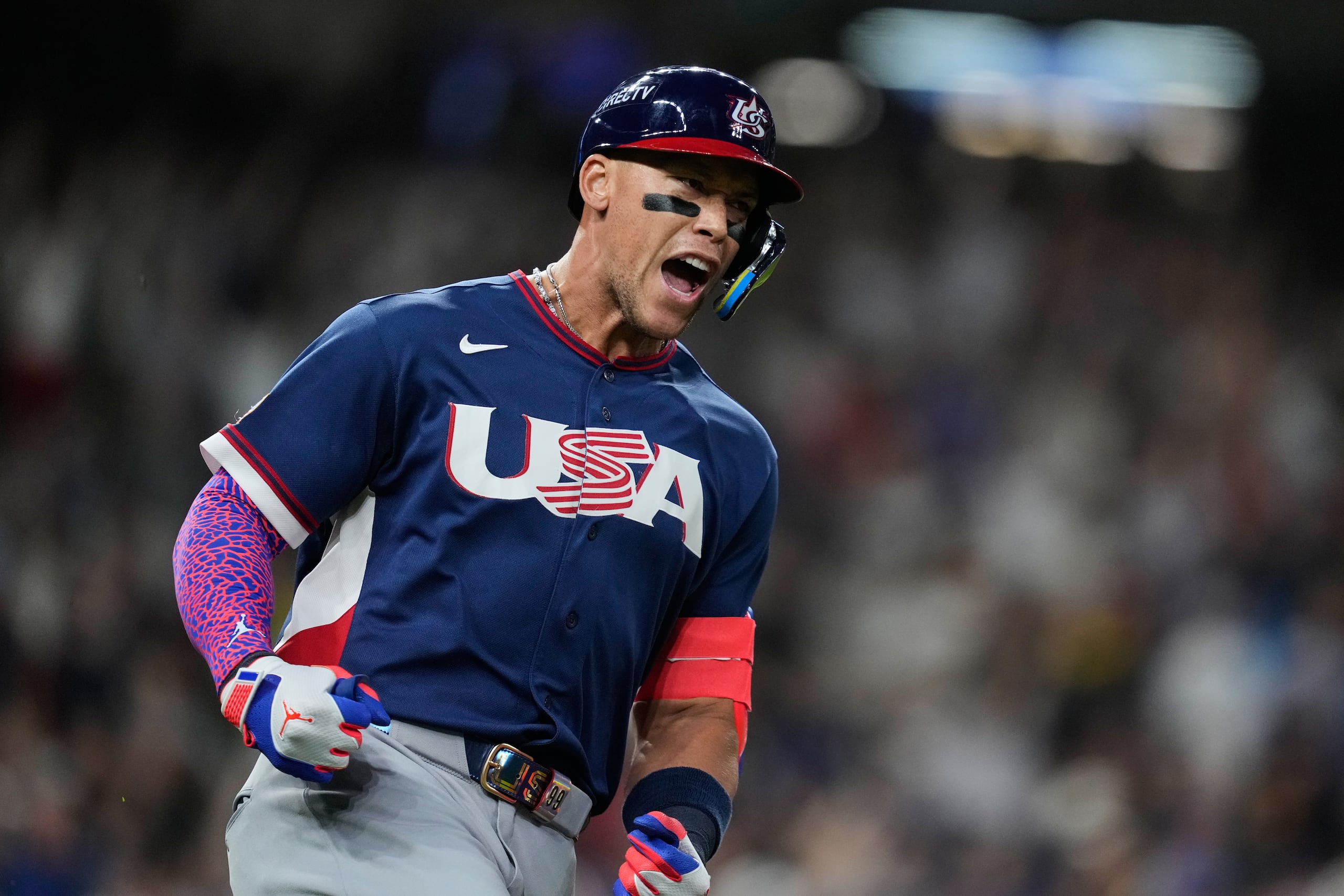 Aaron Judge corre las bases después de conectar un cuadrangular de dos carreras ante Brasil.