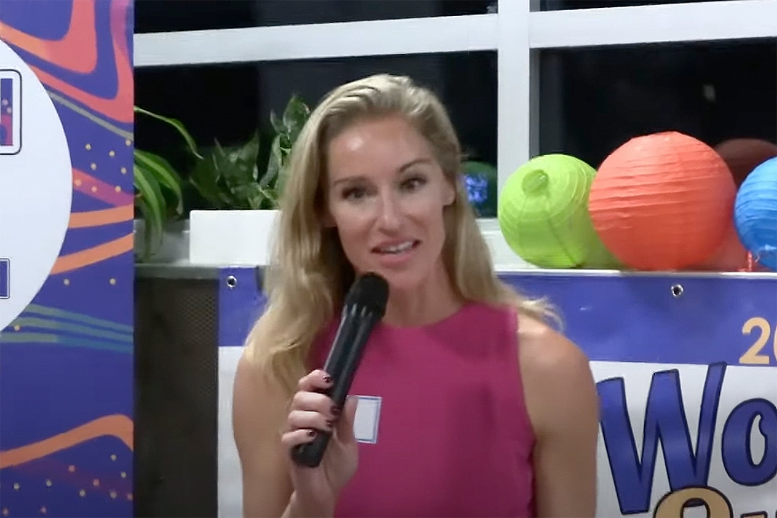 En esta imagen tomada de un video se muestra a la candidata a la Asamblea General de Virginia, Susanna Gibson, durante un evento en Virginia Beach, Virginia, en septiembre de 2022. (Neil Smith vía AP)