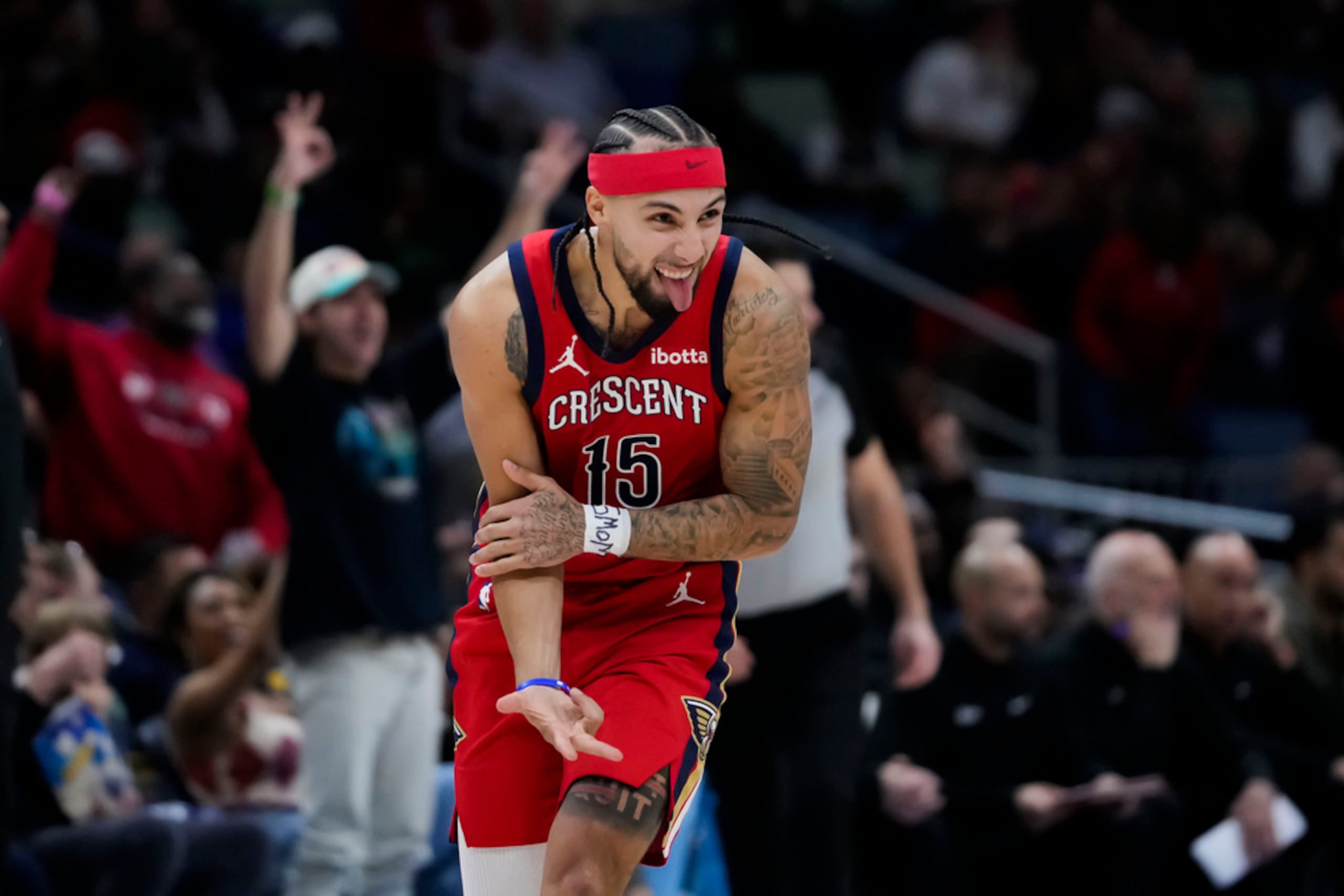 José Alvarado reacciona después de acertar un canasto de tres puntos durante el desafío contra los Kings de Sacramento.