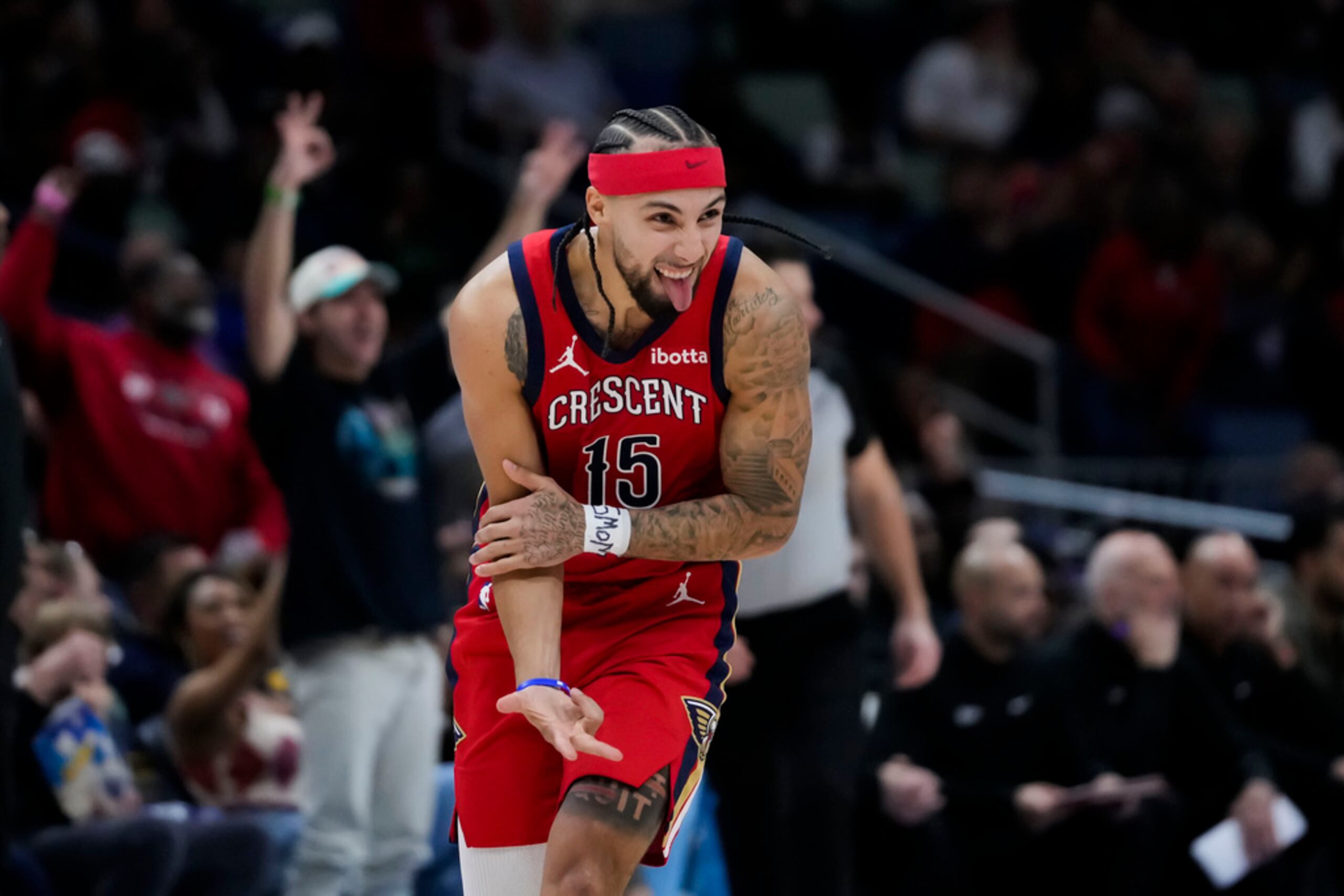 José Alvarado reacciona después de acertar un canasto de tres puntos durante el desafío contra los Kings de Sacramento.
