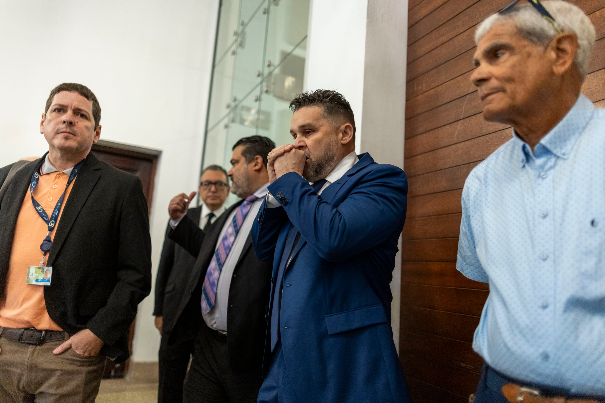 San Juan, Puerto Rico, Enero 21, 2025 - MCD - Salón Leopoldo Figueroa del Capitolio - FOTOS para ilustrar una historia sobre una vista de la Comisión Total al secretario designado del Departamento de Recursos Naturales y Ambientales (DRNA), Ingeniero Waldemar Quiles. Lugar. EN LA FOTO Quiles tose a las afueras de la sala durante durante uno de sus espacios de descanso cada 45 minutos en la vista .
FOTO POR: tonito.zayas@gfrmedia.com
Ramon " Tonito " Zayas / GFR Media