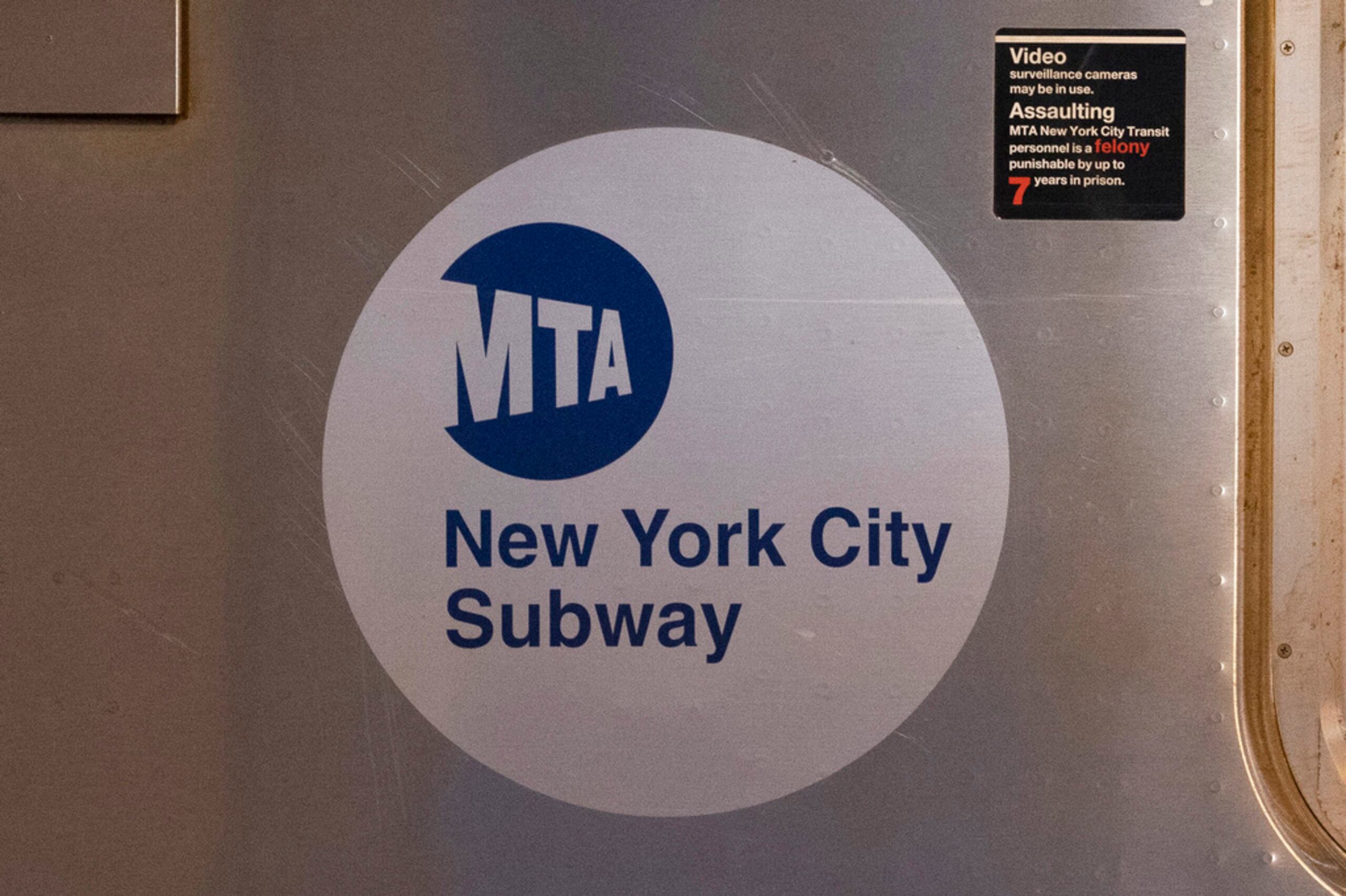 El logo de la Autoridad Metropolitana de Transporte de Nueva York, en un vagón del tren subterráneo.