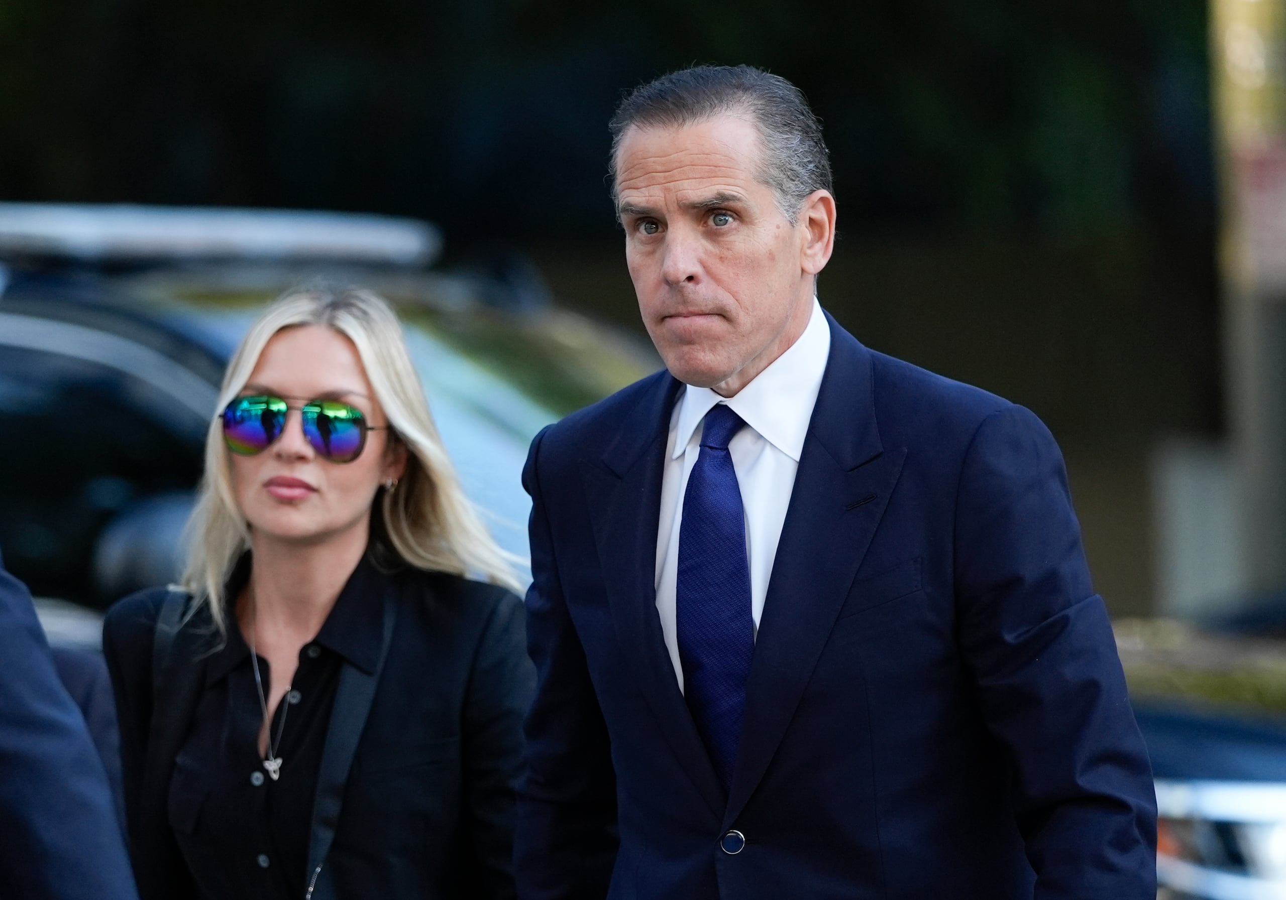 Hunter Biden, a la derecha, y su esposa Melissa Cohen Biden llegan a un tribunal federal para la selección del jurado para su juicio por delitos fiscales el jueves 5 de septiembre de 2024 en Los Ángeles. (Foto AP/Jae C. Hong)
