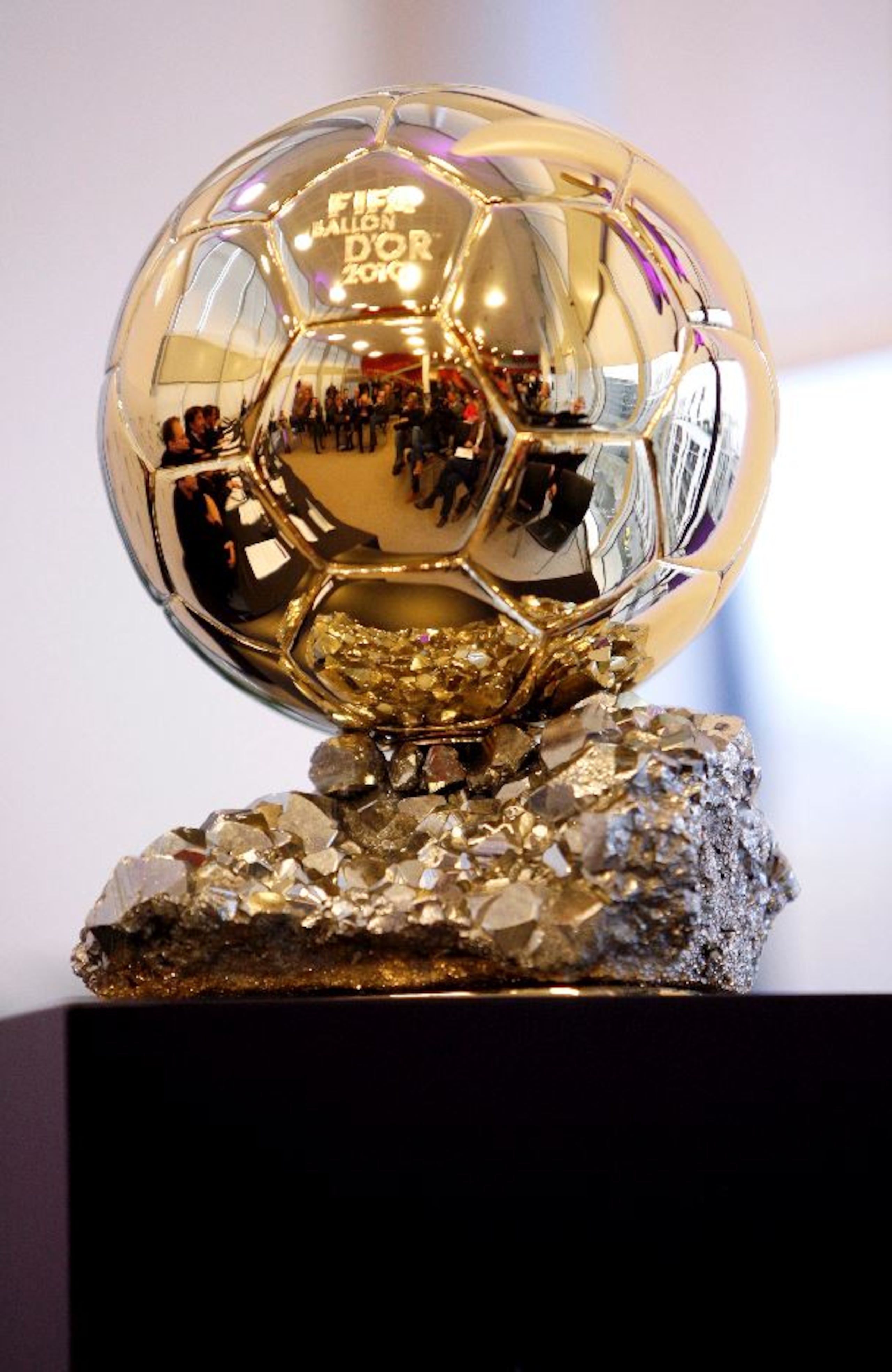 El Balón de Oro de la FIFA es elegido por periodistas, jugadores y seleccionadores nacionales.