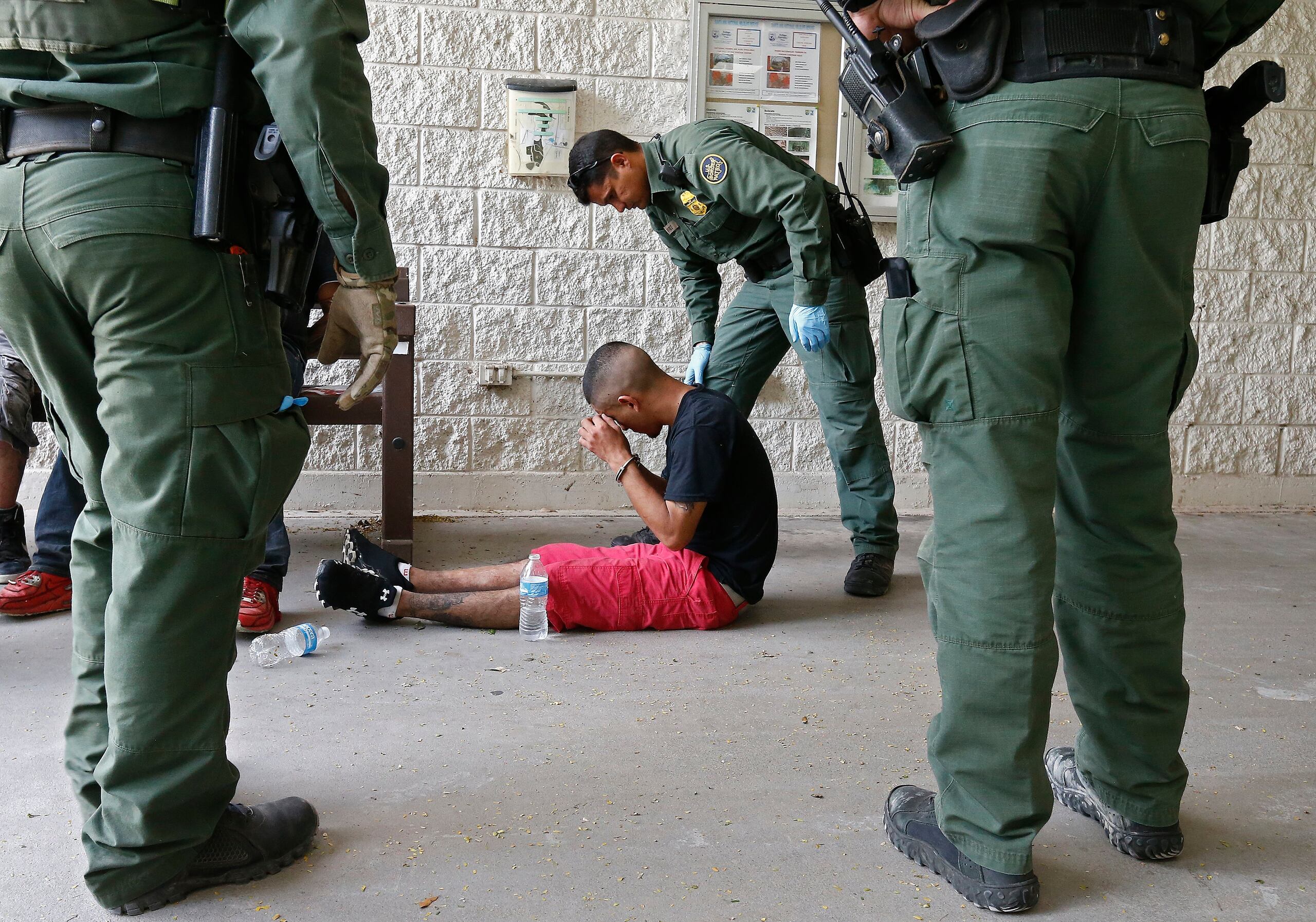 La jueza subrayó que ACLU demostró que los inmigrantes "corren el riesgo de ser deportados, quizás injustamente" y que "sufrirían daños irreparables" si quedasen encarcelados en El Salvador.