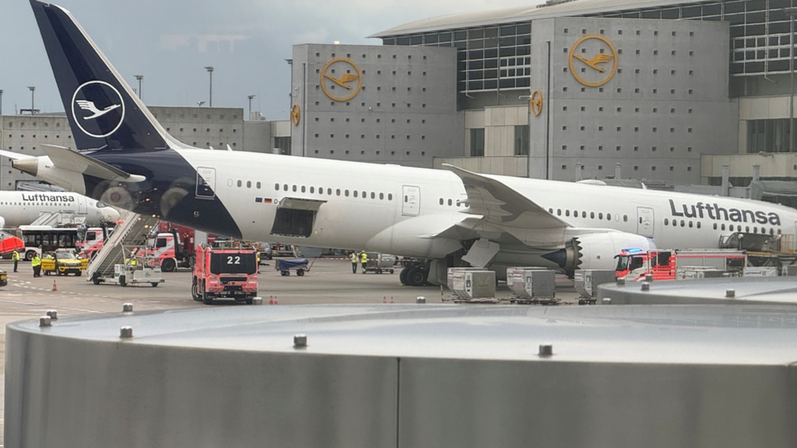 La aeronave Dreamliner de Lufthansa yace sobre su nariz frente a un terminal en el aeropuerto de Fráncfort, en Fráncfort, Alemania, el jueves 4 de junio de 2026, después de que colapsara el tren de aterrizaje delantero.