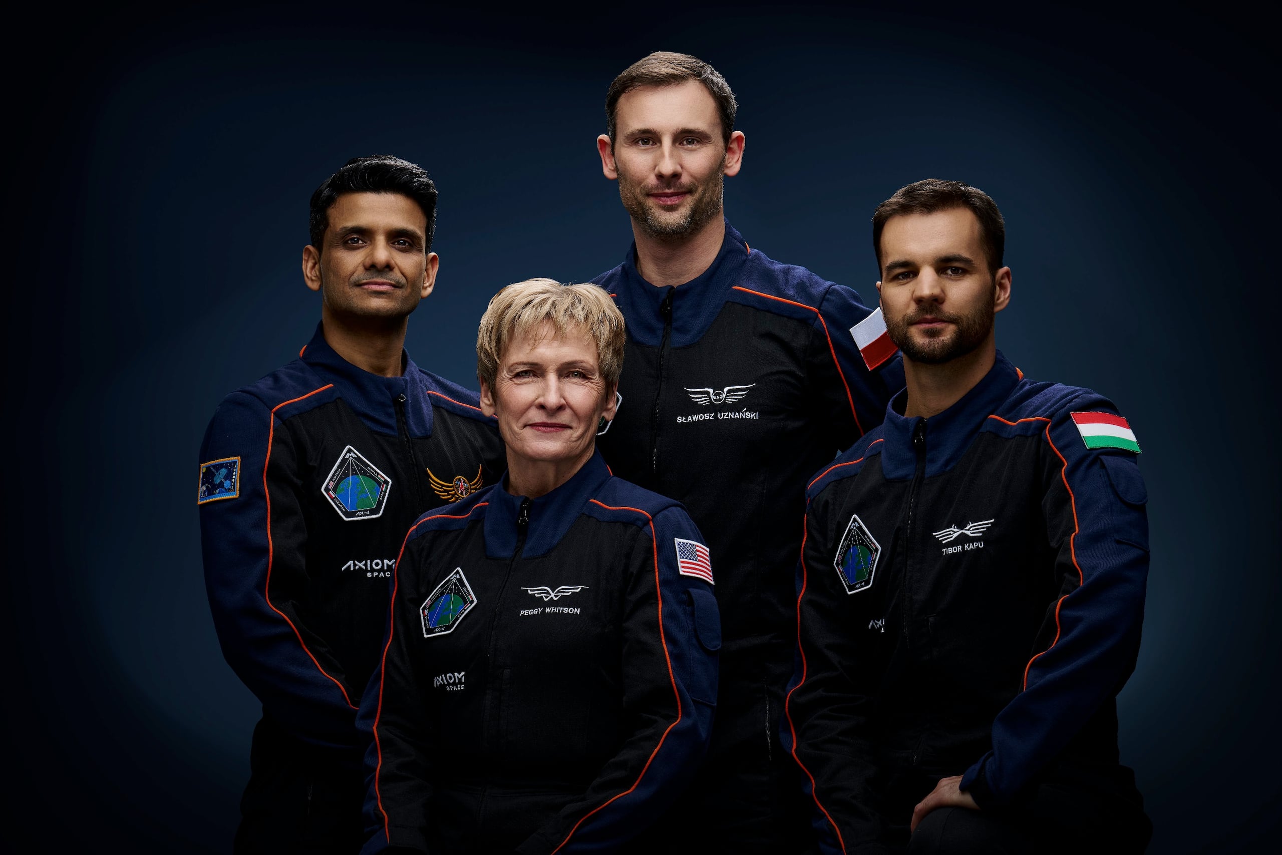 Fotografía cedida por Axiom Space donde aparecen los integrantes de la misión tripulada Ax-4, el piloto Shubhanshu Shukla, la astronauta Peggy Whitson, y los especialistas Slawosz Uznanski-Wisniewski y Tibor Kapu. (EFE/Axiom Space /SOLO USO EDITORIAL /NO VENTAS /SOLO DISPONIBLE PARA ILUSTRAR LA NOTICIA QUE ACOMPAÑA /CRÉDITO OBLIGATORIO)