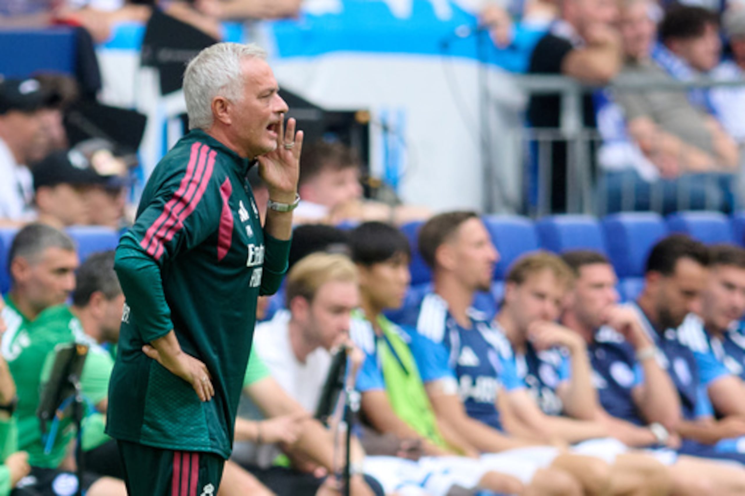 El entrenador del Real Madrid, José Mourinho, grita durante un partido de pretemporada de fútbol entre el FC Schalke 04 y el Real Madrid en Gelsenkirchen, Alemania, el 16 de agosto de 2026. (Bernd Thissen/dpa vía AP)