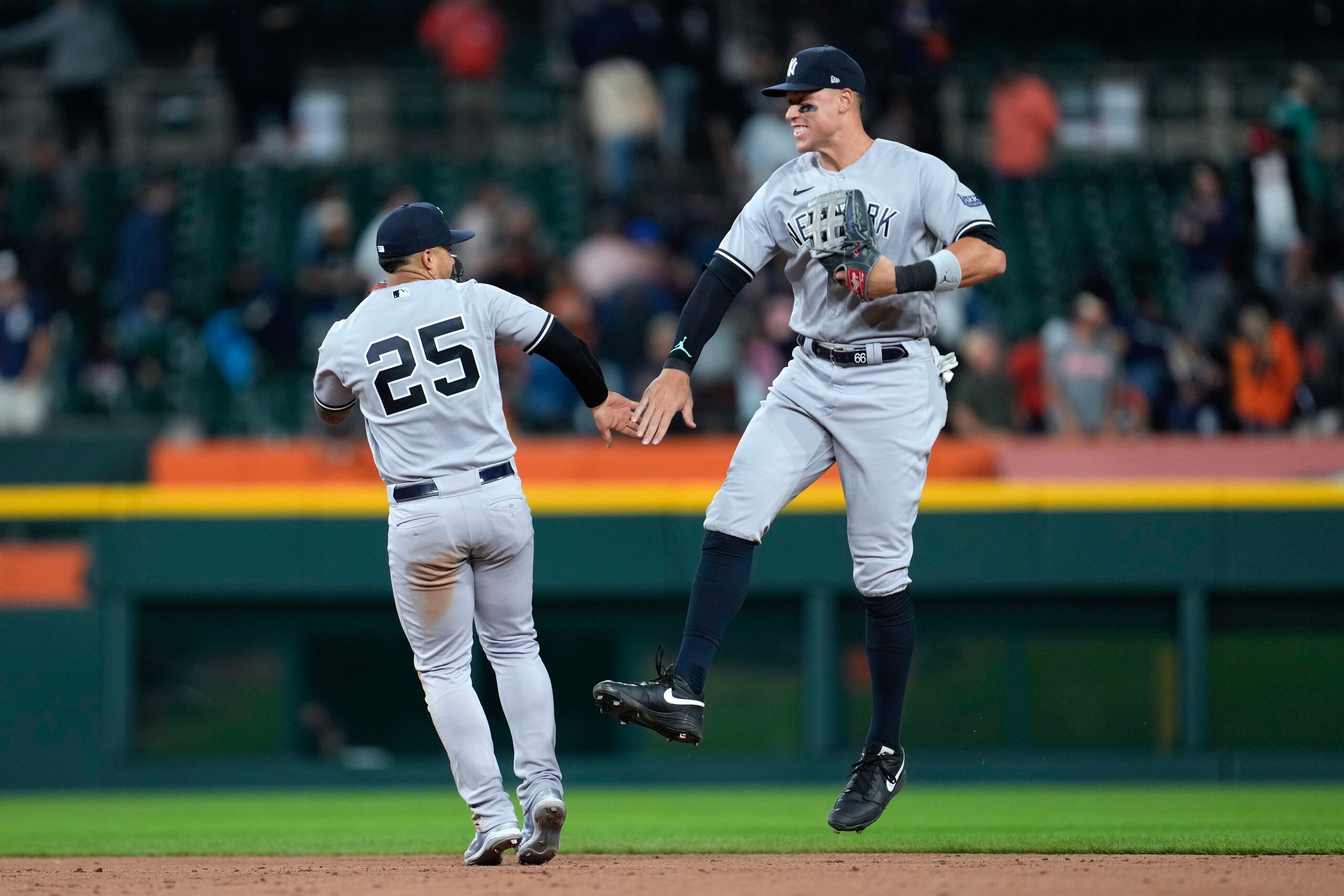 El venezolano Gleyber Torres y Aaron Judge festejan el último out de los Yanquis de Nueva York en el duelo ante los Tigres de Detroit, el martes 29 de agosto de 2023 (AP Foto/Paul Sancya)