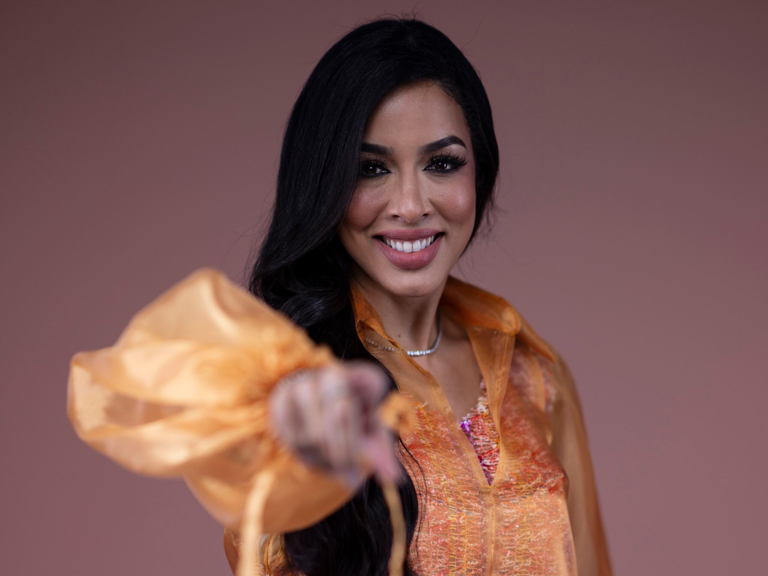 La presentadora Shalimar Rivera promete llevar al público a una experiencia de lujo con su nuevo programa de televisión.