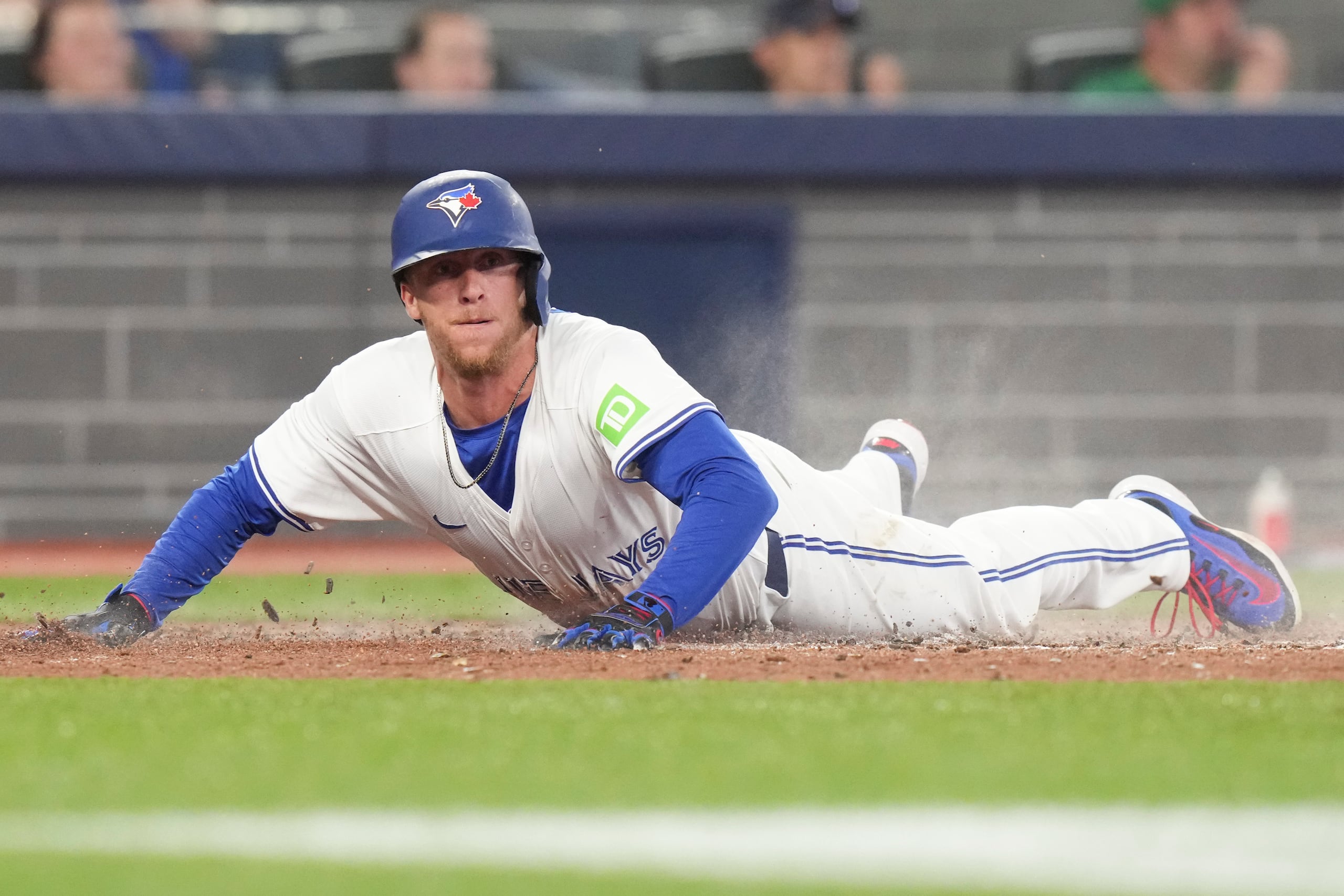Myles Straw, de los Blue Jays de Toronto, anota carrera con un sencillo productor de su compañero Joey Loperfidfrente al lanzador de los Angels, Tyler Anderson.