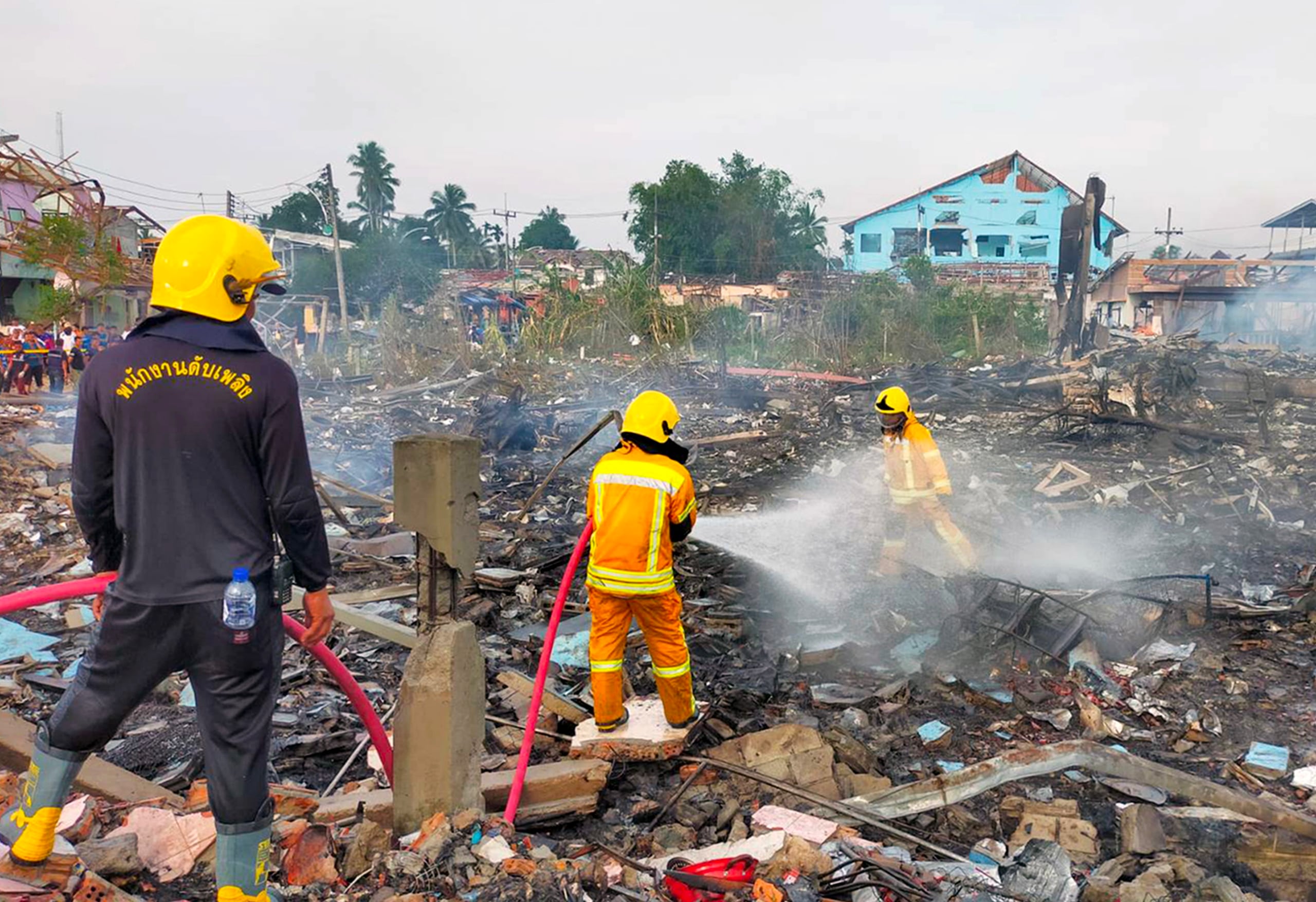 Los bomberos trabajan en la extinción de un incendio después de una explosión en un almacén de fuegos artificiales en el distrito de Sungai Kolok, provincia de Narathiwat, en el sur de Tailandia, el 29 de julio de 2023. EFE/EPA/PASEMAS RESCUE GROUP HANDOUT HANDOUT EDITORIAL USE ONLY/NO SALES