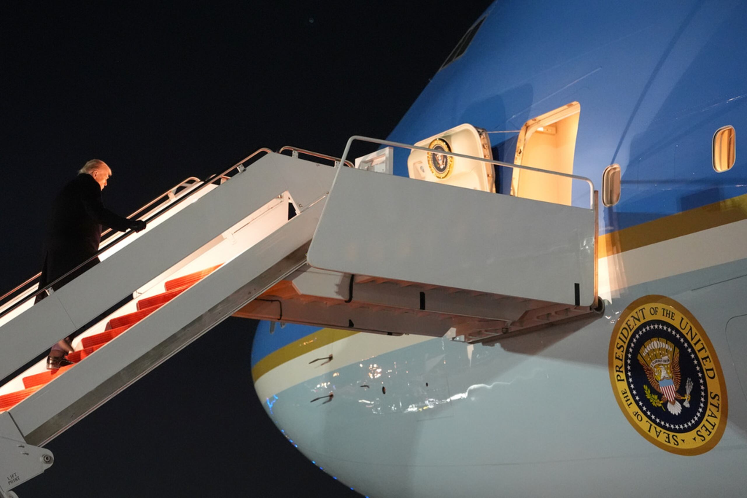 El presidente Donald Trump aborda el Air Force One para viajar hacia el Foro Económico Mundial en Davos, Suiza, el 20 de enero de 2026, en la Base Andrews, en Maryland.