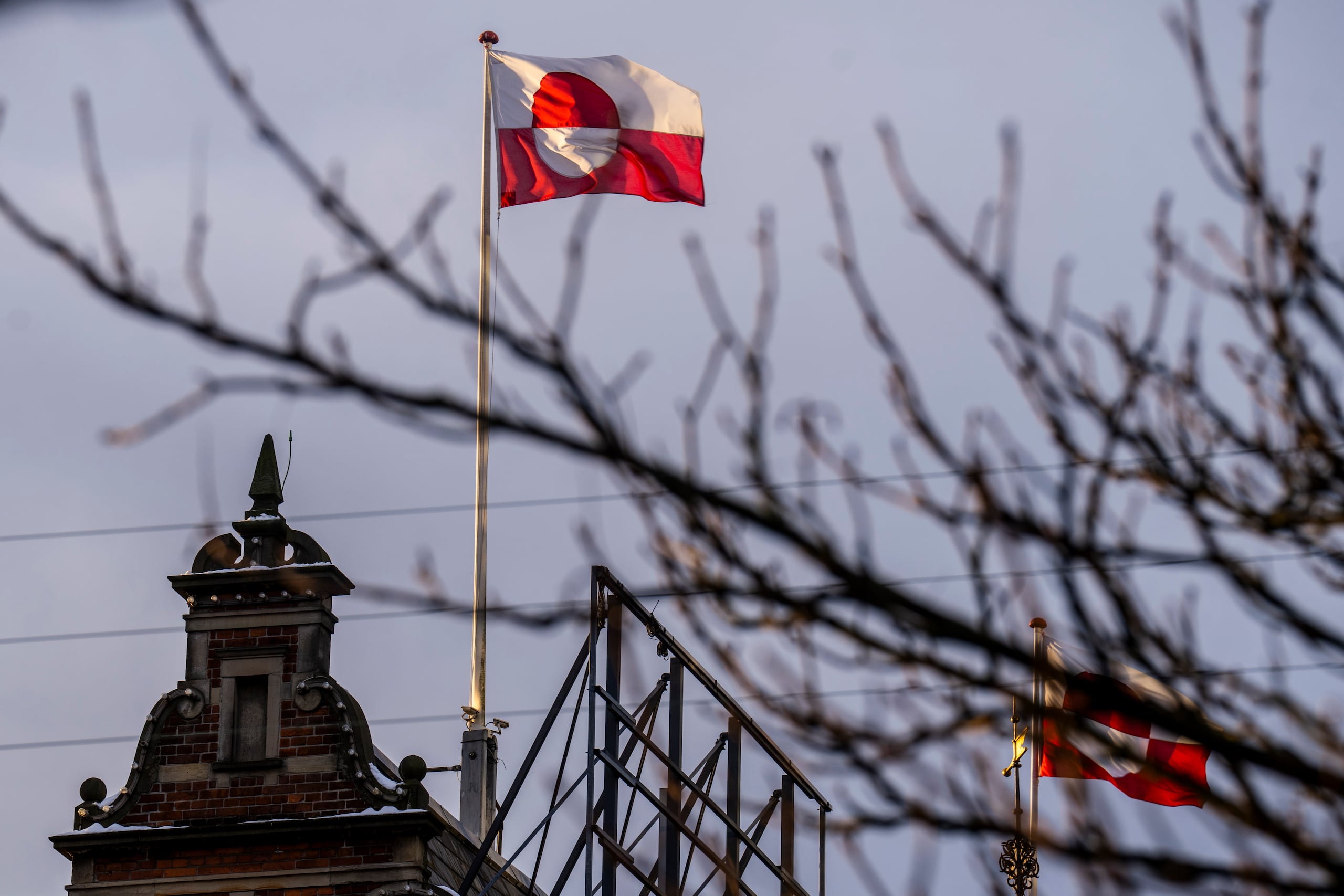 Una bandera de Groenlandia ondea en el castillo de Tivoli en Copenhage.
Las reiteradas declaraciones del presidente de EE. UU., Donald Trump, de que se hará como sea con el territorio autónomo danés de Groenlandia no solo despierta temores en la isla ártica, donde los líderes de todos lo partidos se muestran unidos en su rechazo a esa pretensión, sino también en Dinamarca, donde casi cuatro de cada 10 ciudadanos cree que habrá una invasión. (EFE/EPA/Ida Marie Odgaard send2net DENMARK OUT)