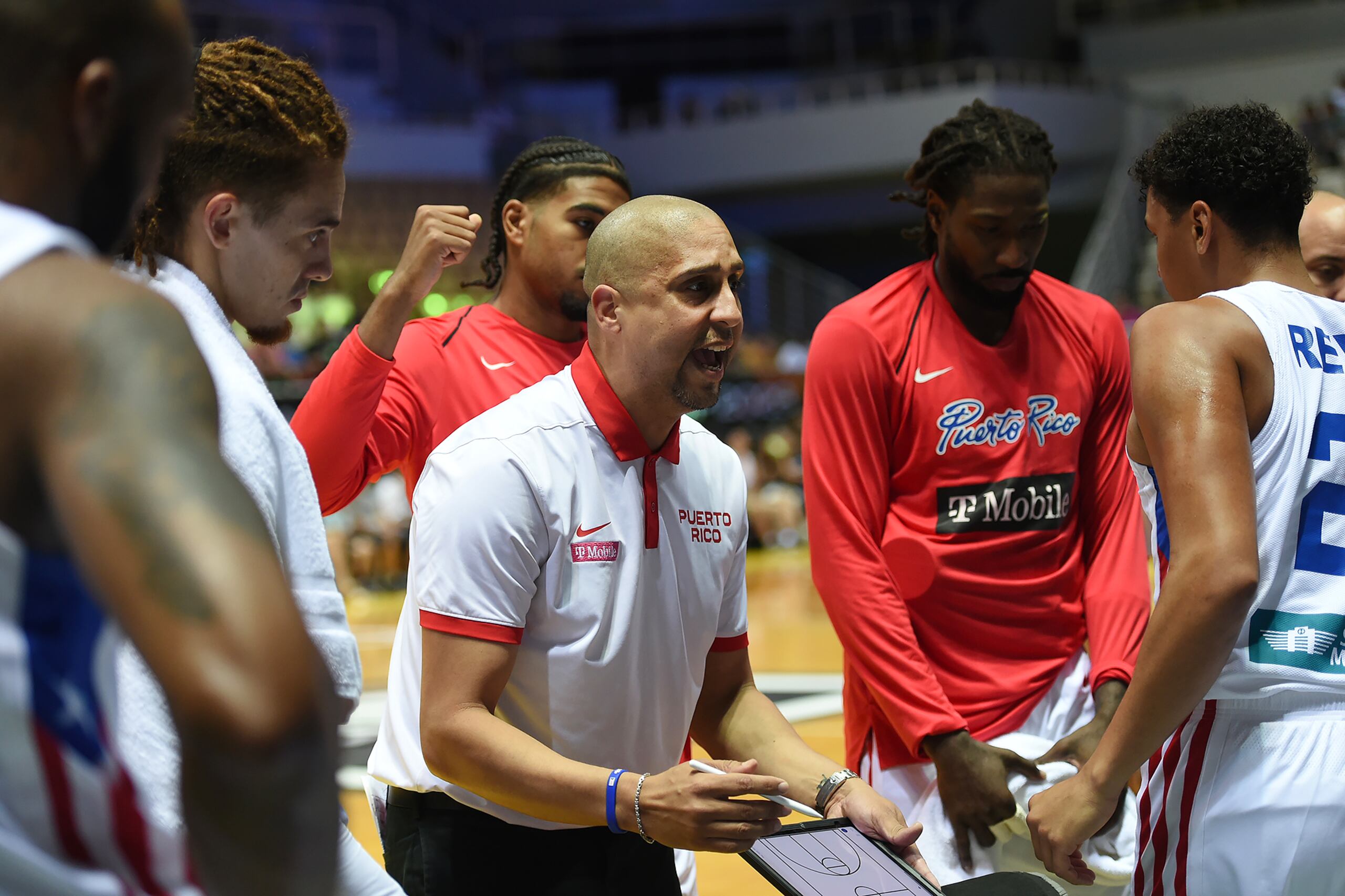 Nelson Colón le imparte instrucciones a sus pupilos durante la acción del partido ante Letonia.