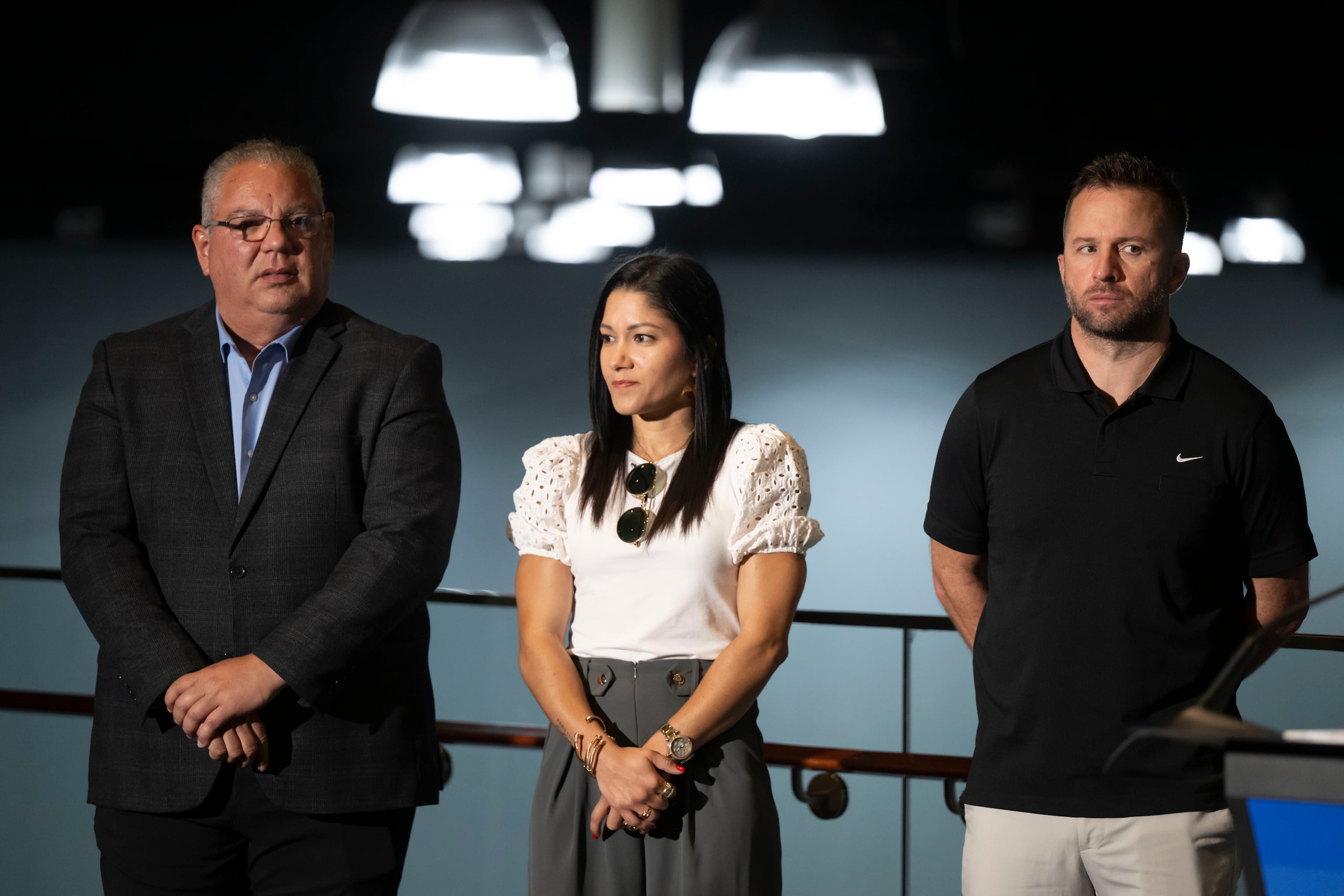 De izquierda a derecha, el secretario de Recreación y Deportes Héctor Vázquez Muñiz, la jugadora Pamela Rosado y José Juan Barea.