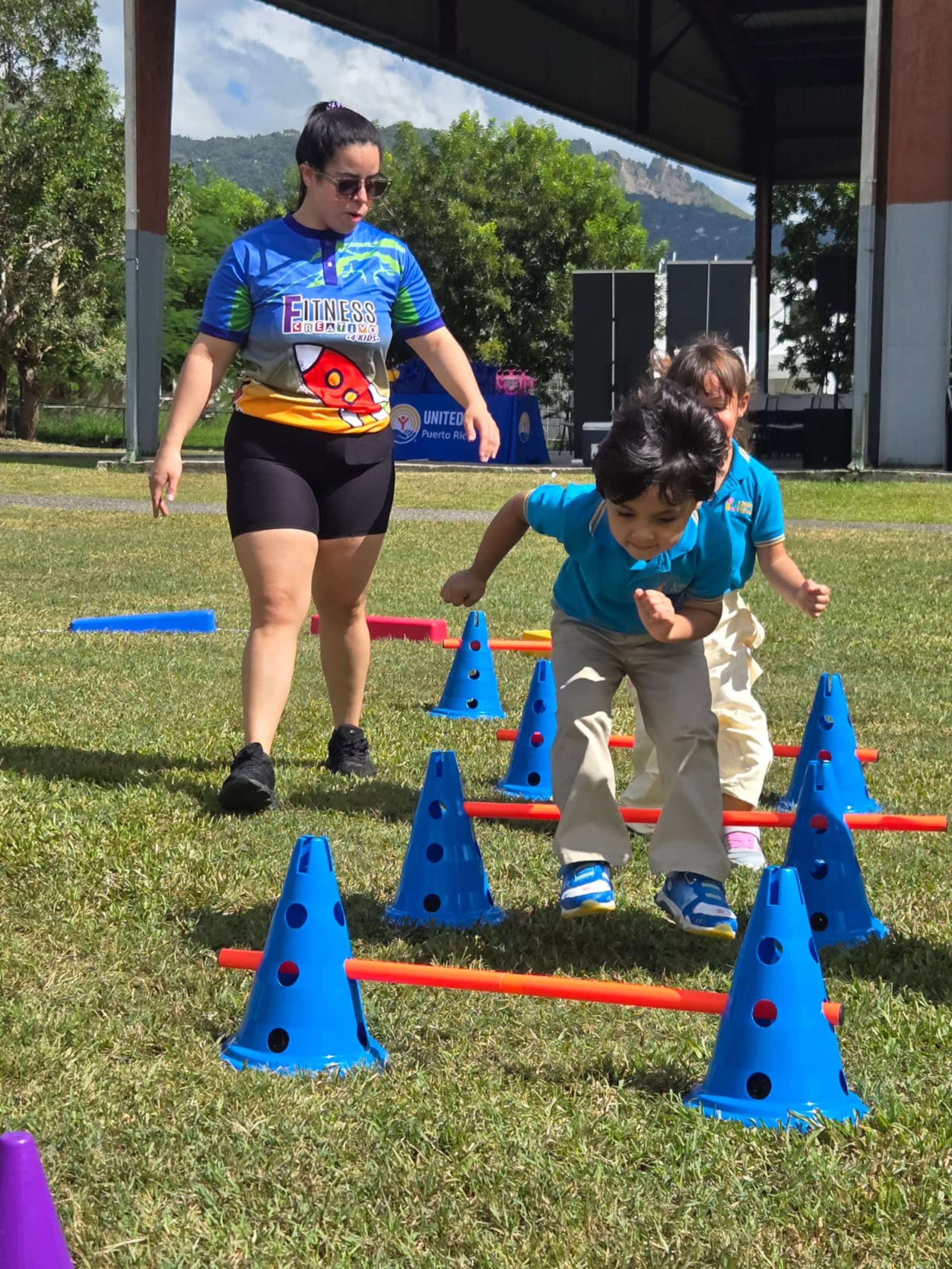 El camino contiene varios elementos, entre estos, unos rótulos que se ubican de forma estratégica en todo el trayecto que guían a los padres o cuidadores con instrucciones para que interactúen con los menores.