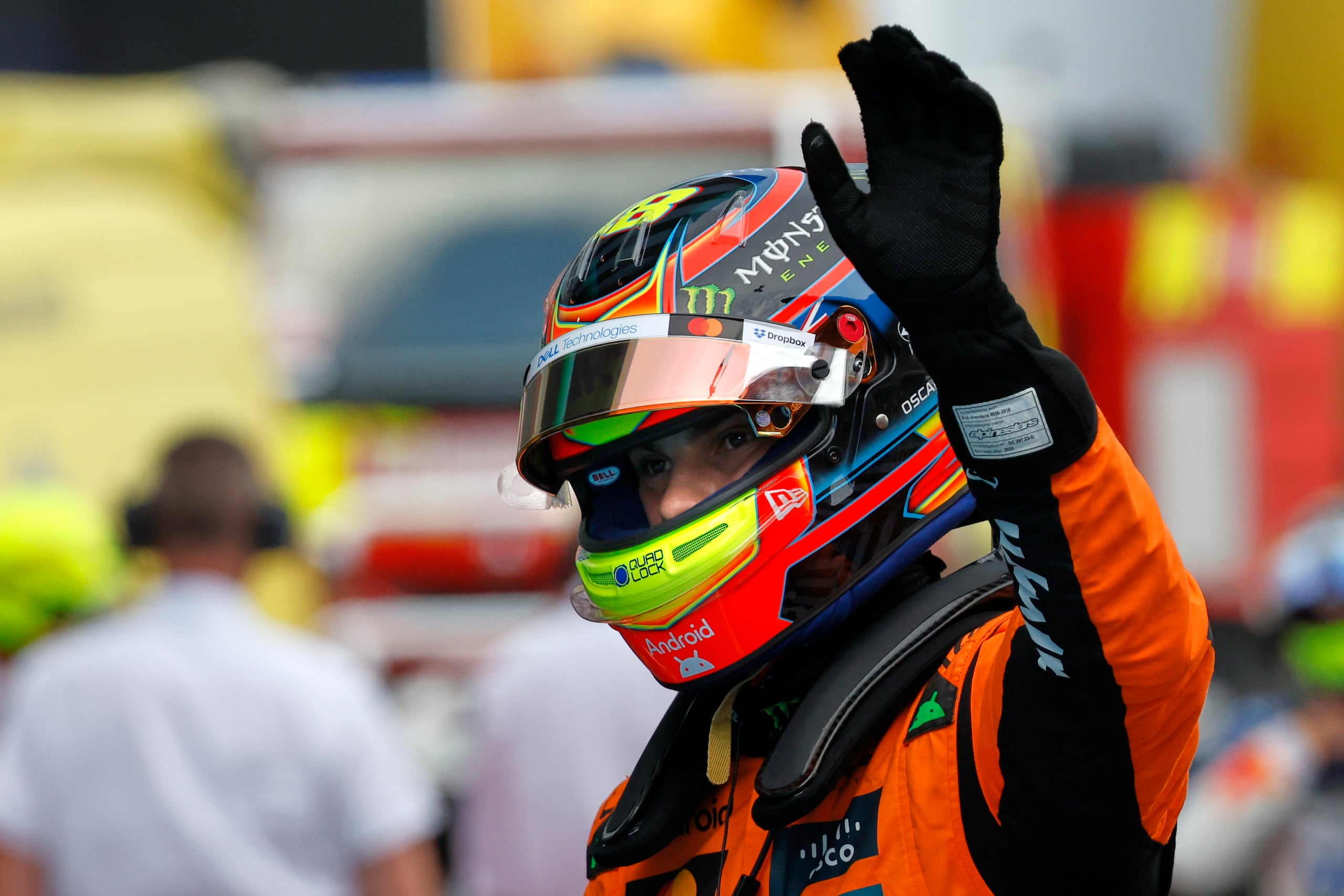 Oscar Piastri, piloto de McLaren, celebra después de ganar la pole del Gran Premio de España.
