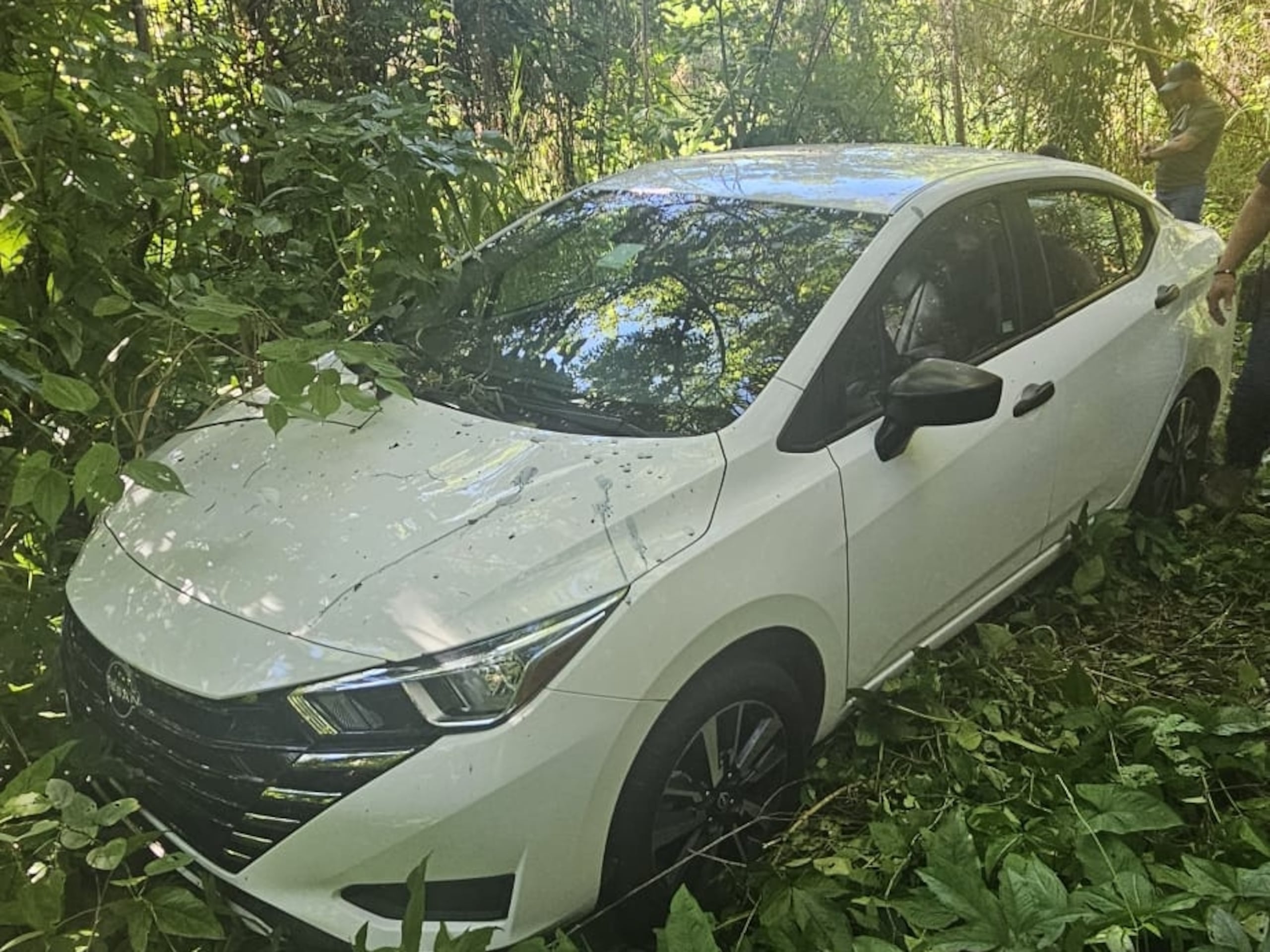 El Nissan Versa del 2024, alquilado a la compañía Álamo, que fue robado mediante "carjacking" se recuperó en un monte del sector La Cite, del barrio Garrochales, en Barceloneta.
