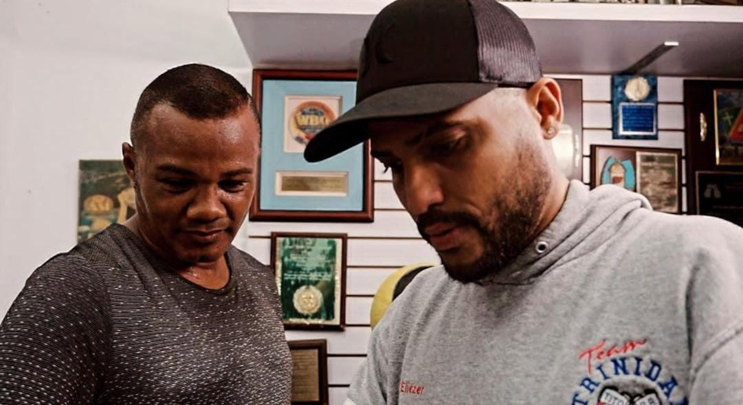 Félix "Tito" Trinidad (izquierda) apoya la iniciativa que Eliezer "Waa" González adoptó en el gimnasio de Las Curias en Cupey.