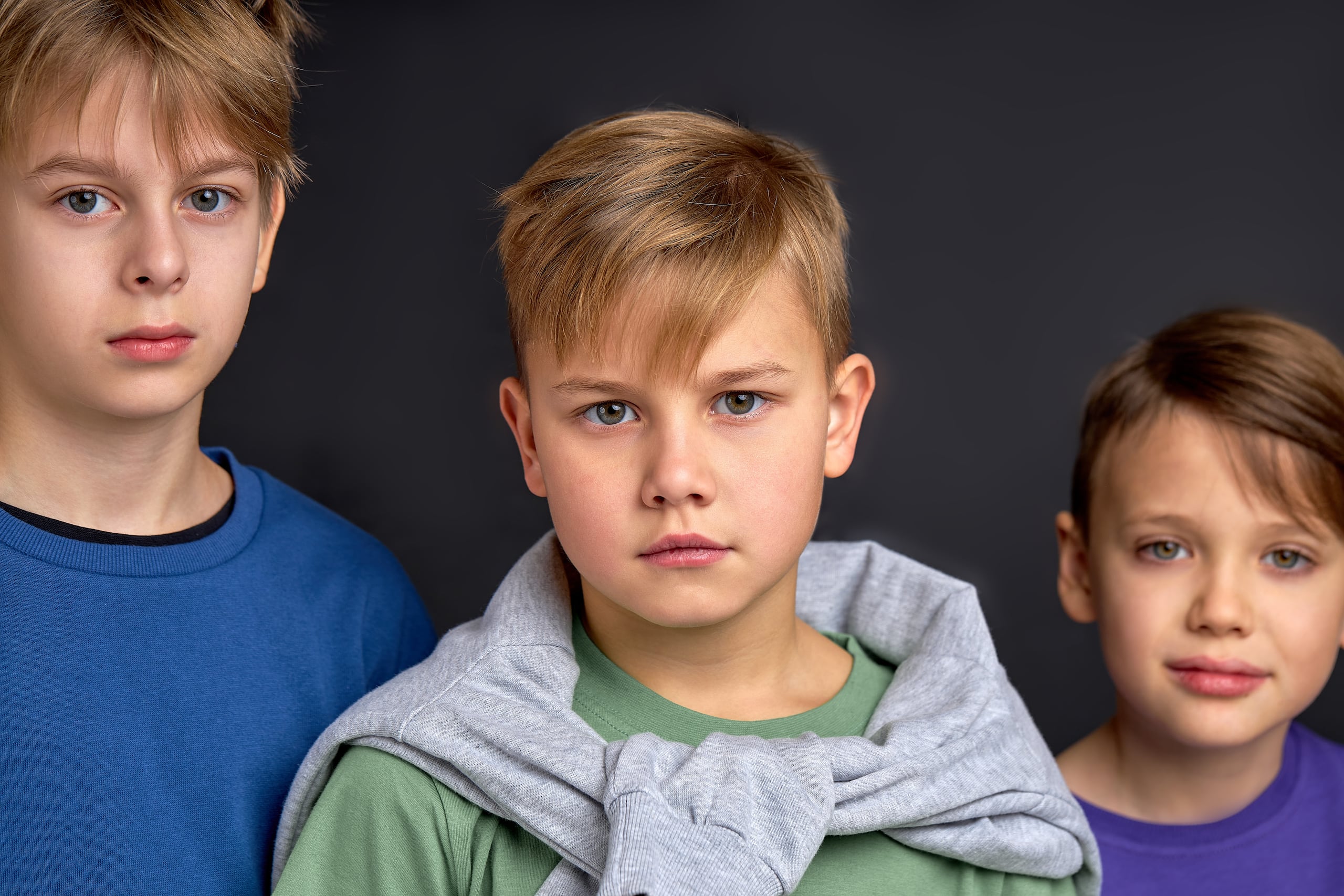 Cuando los hijos del medio carecen de la validación y el reconocimiento de sus padres, suelen surgir comportamientos inhibidos y distintas formas de llamar la atención.