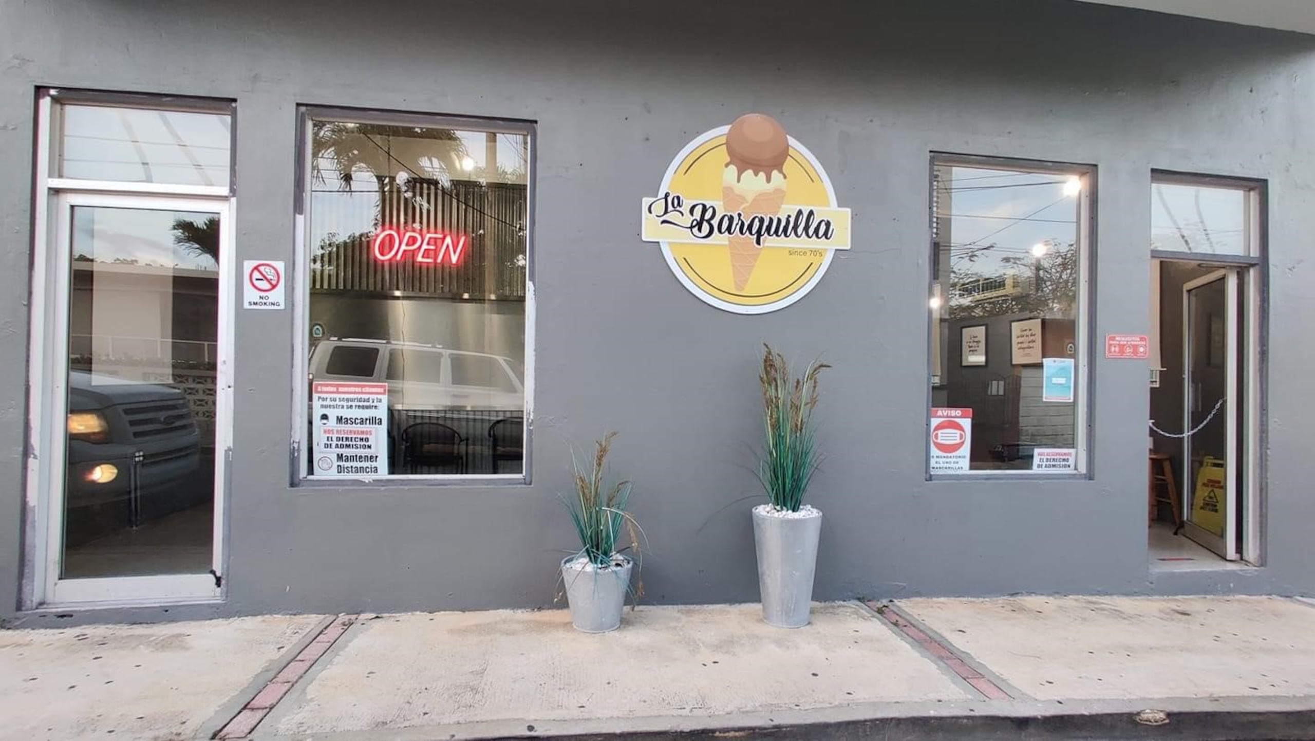 El lugar ofrece desayunos, cafés, helados y batidas, entre otros productos.