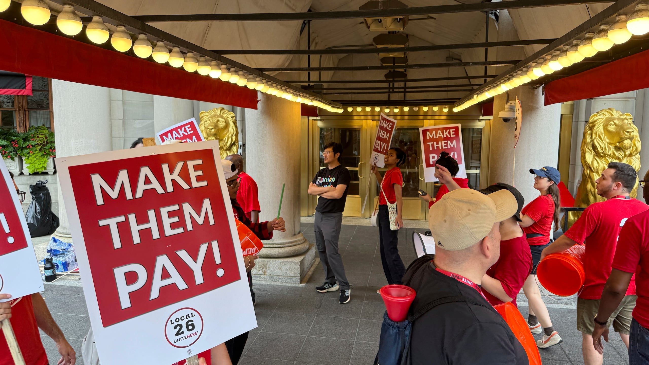 Trabajadores de hoteles en huelga protestan afuera del hotel Fairmont Copley Plaza.