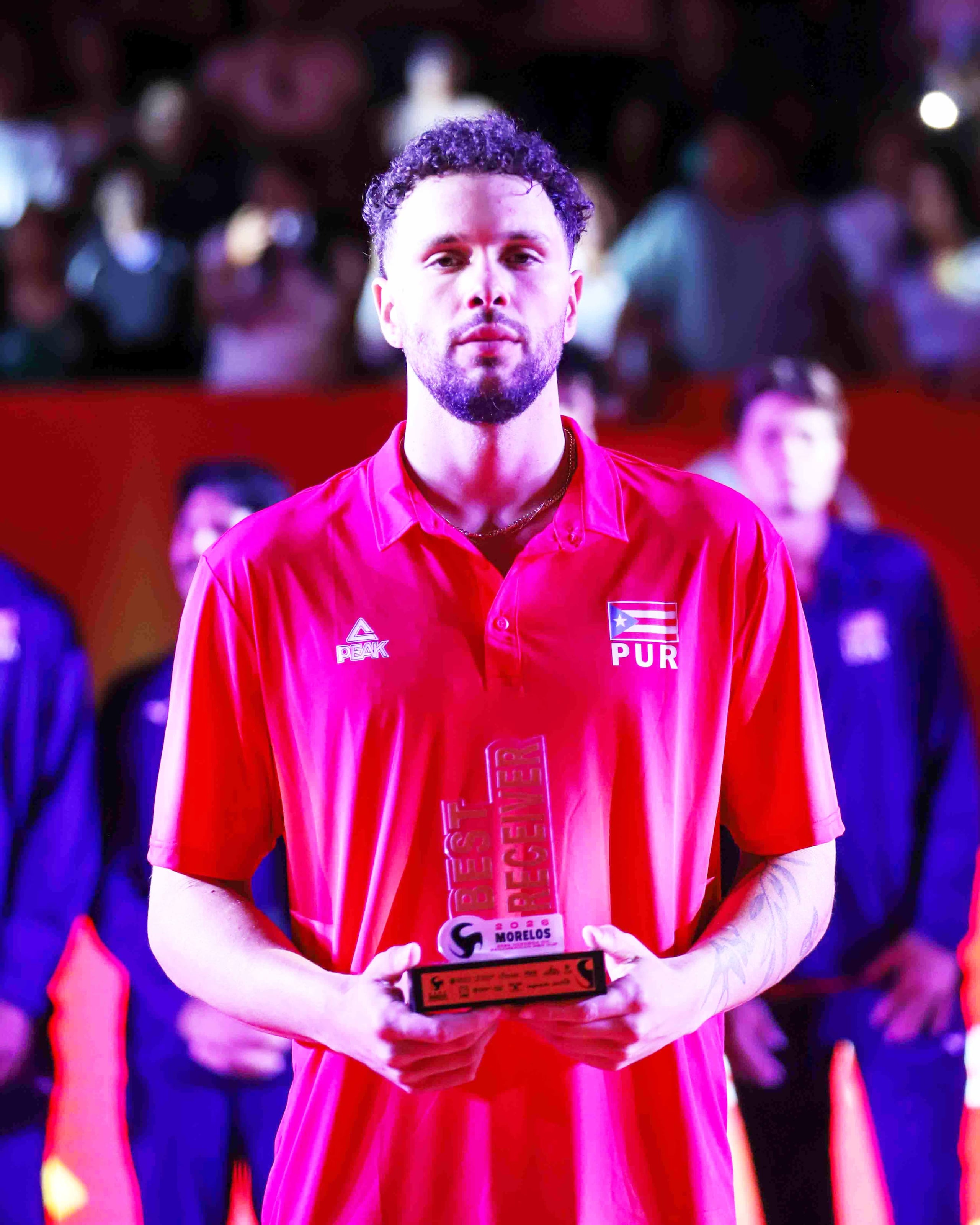 Pedro Molina recibiendo el premio.