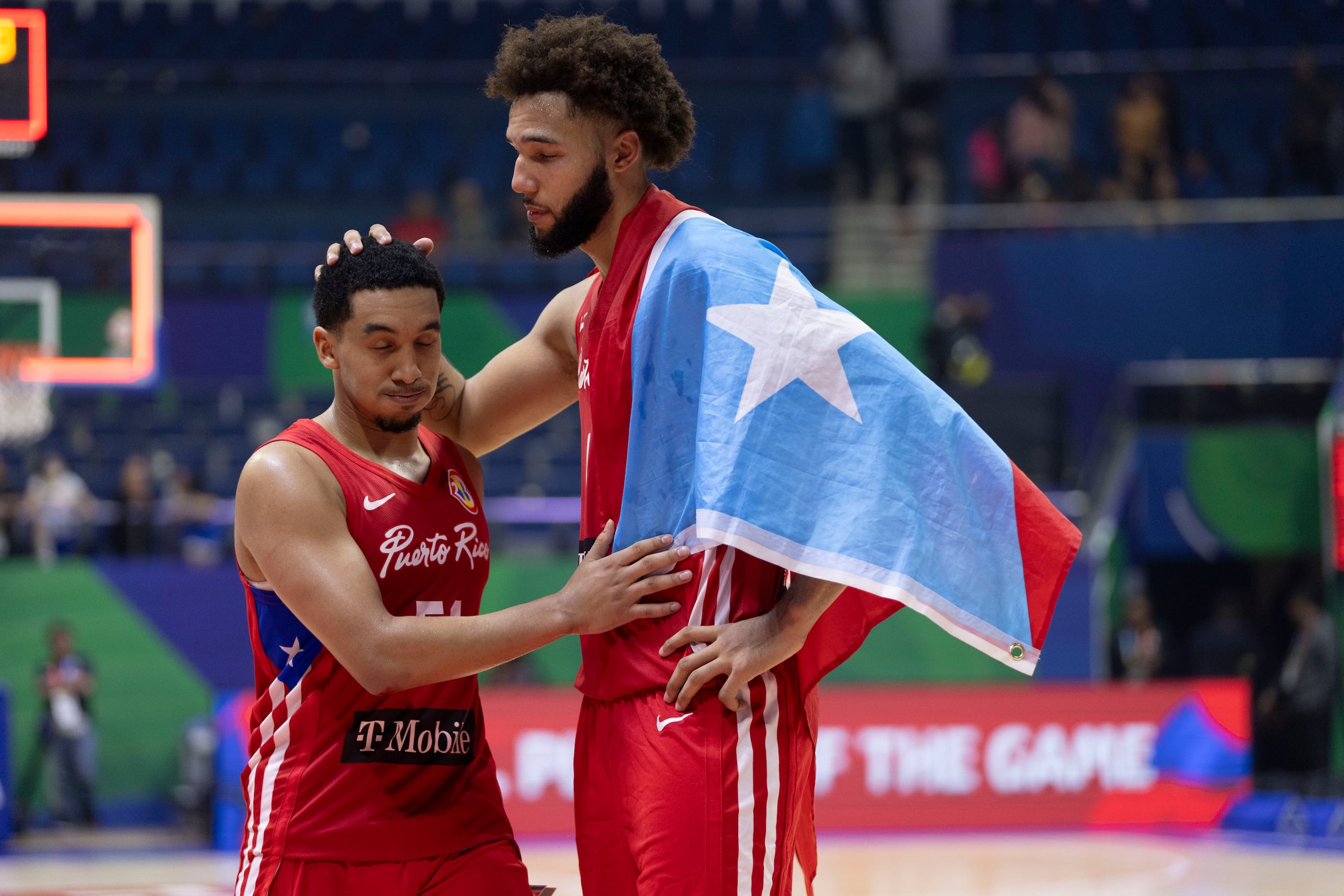 George Conditt IV (derecha) y Tremont Waters tras la victoria de Puerto Rico sobre República Dominicana.