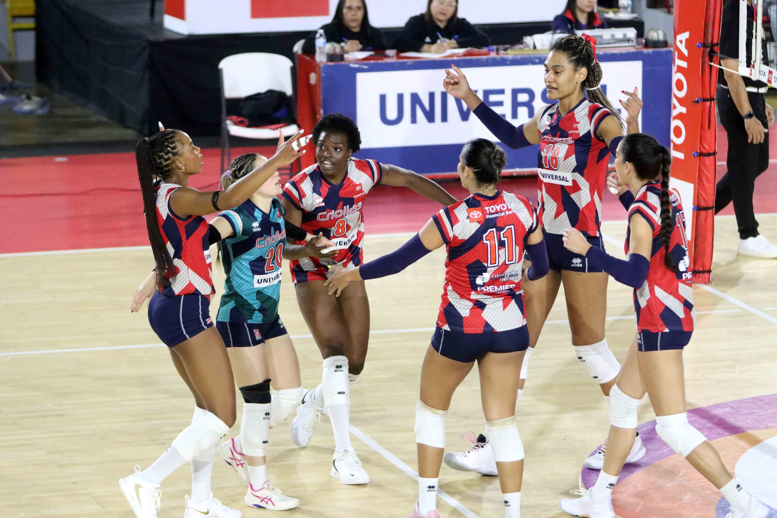 Las Criollas celebran su triunfo del viernes en el inicio de la serie semifinal B ante las Leonas de Ponce.