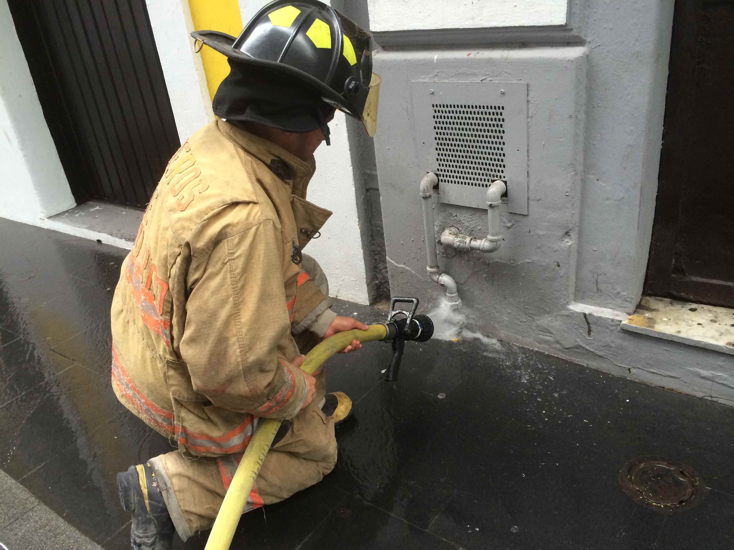 Personal del Cuerpo de Bomberos explicó que al momento de la explosión se estaba reparando una línea de gas.