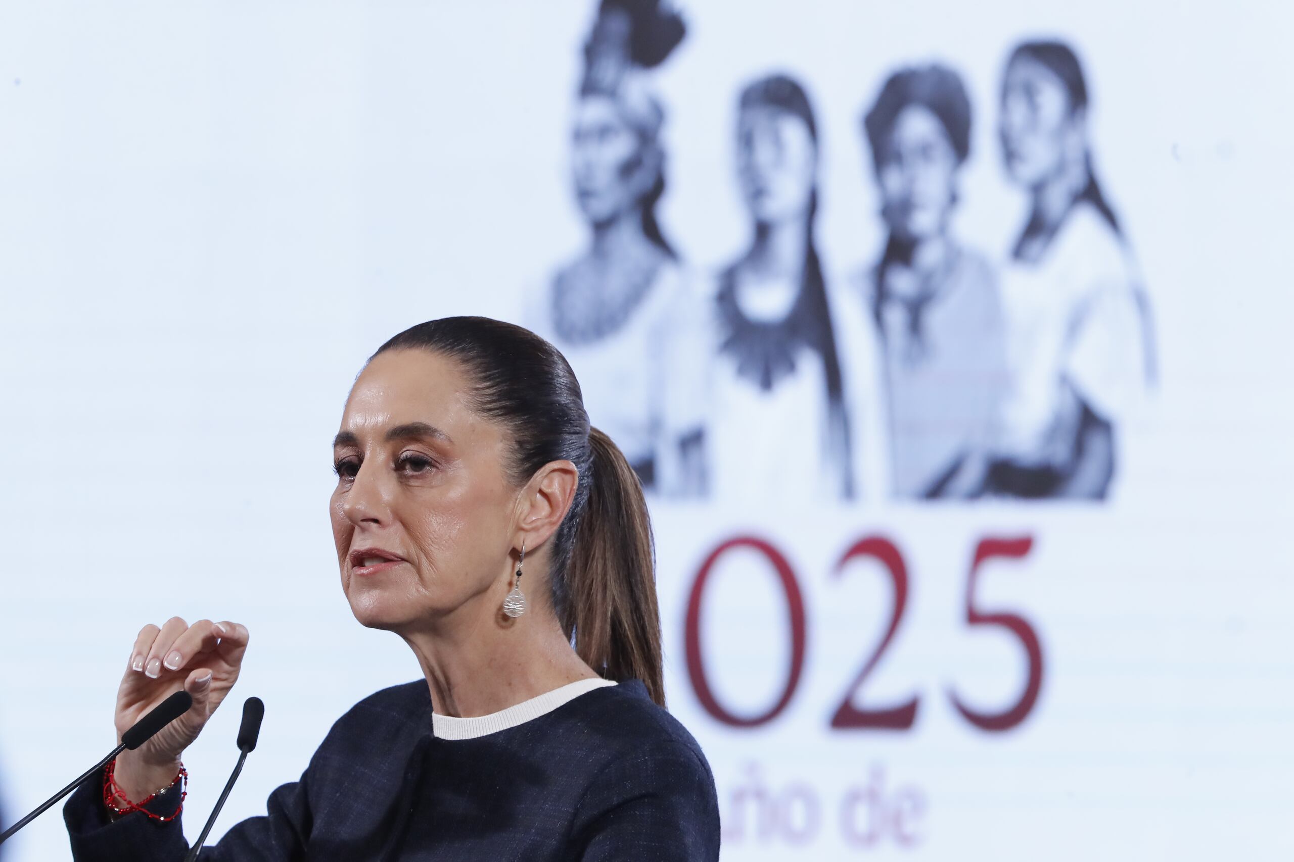La presidenta de México, Claudia Sheinbaum, participando este viernes de una rueda de prensa matutina en el Palacio Nacional de la Ciudad de México, México. (EFE/Mario Guzmán)
