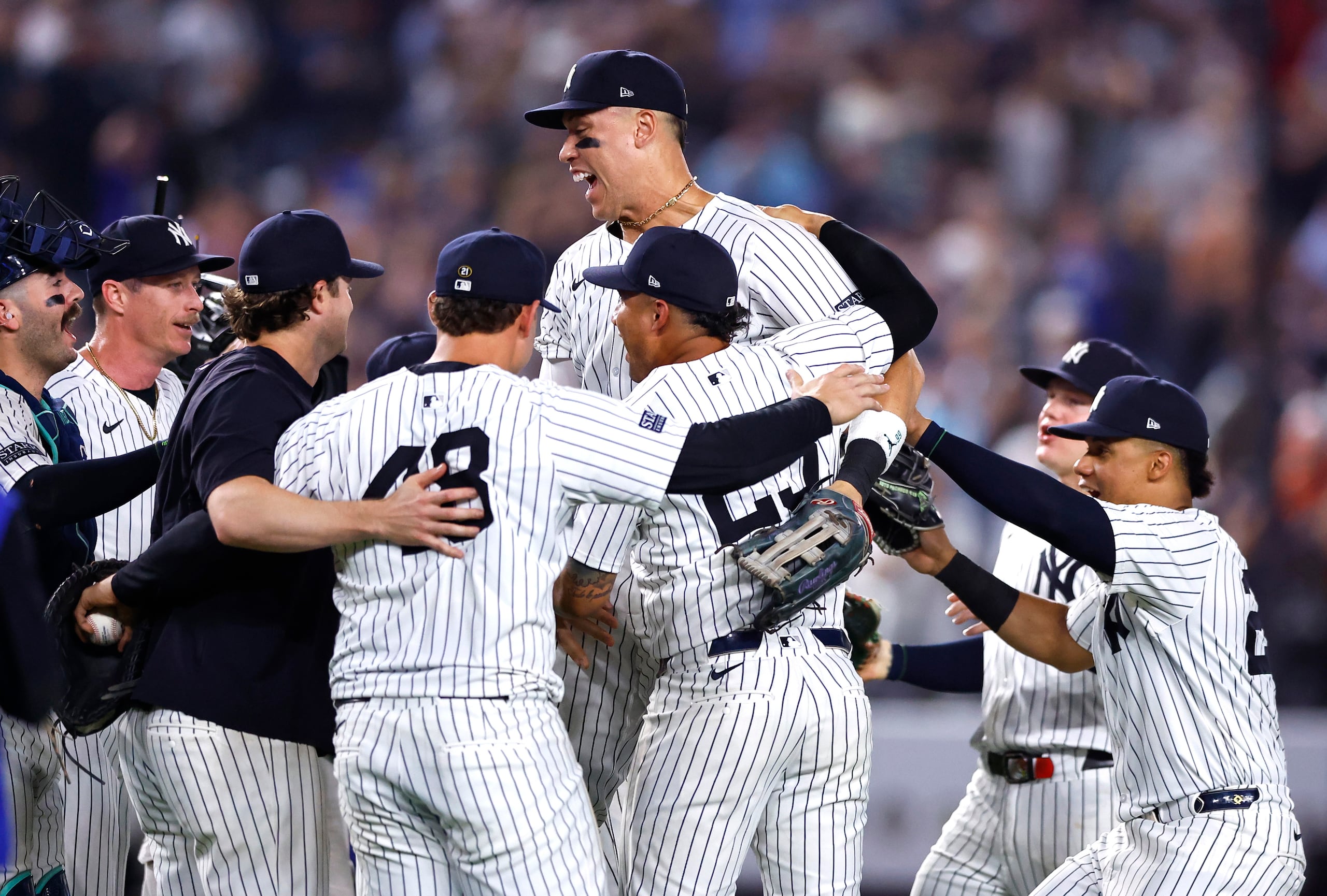 Los Yankees de Nueva York, incluyendo a Aaron Judge en el centro arriba, celebran tras asegurarse el título de la División Este de la Liga Americana en un juego de béisbol contra los Orioles de Baltimore.