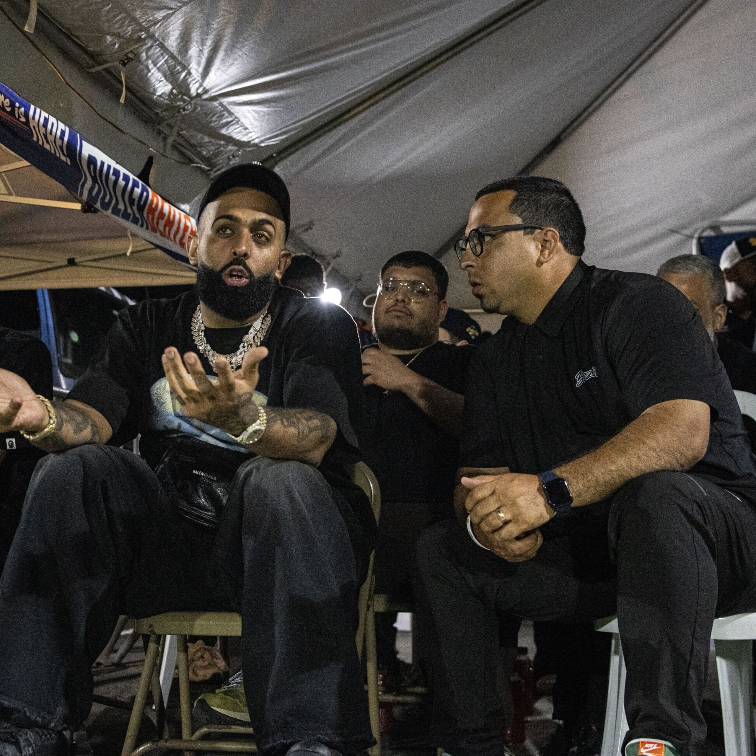 Eladio Carrión junto a Bryan Eloy García, presidente y fundador de Buzzer Beater.